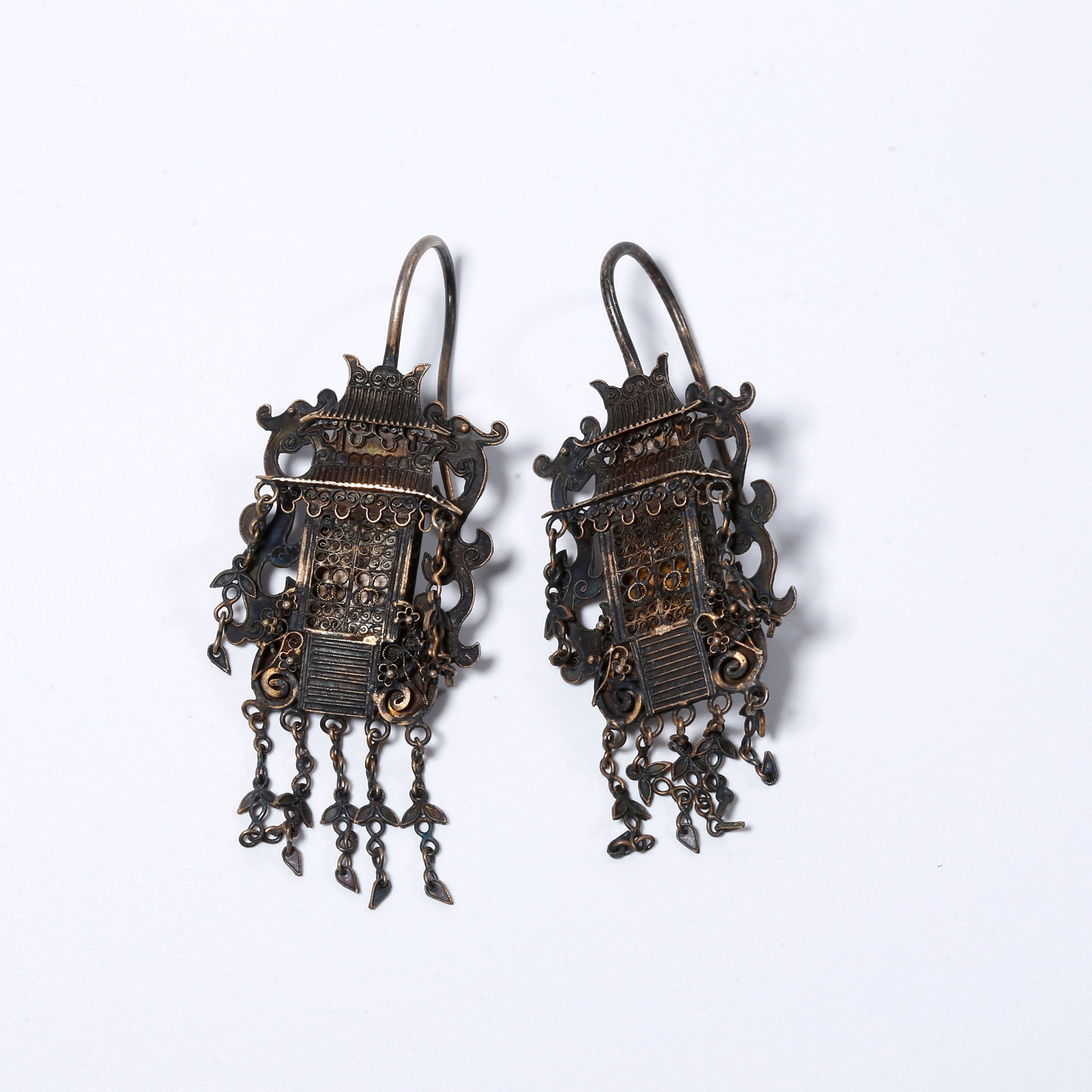 A SILVER PAIR OF PAVILION-SHAPED EARRINGS: Silver pair of pavilion-shaped earrings