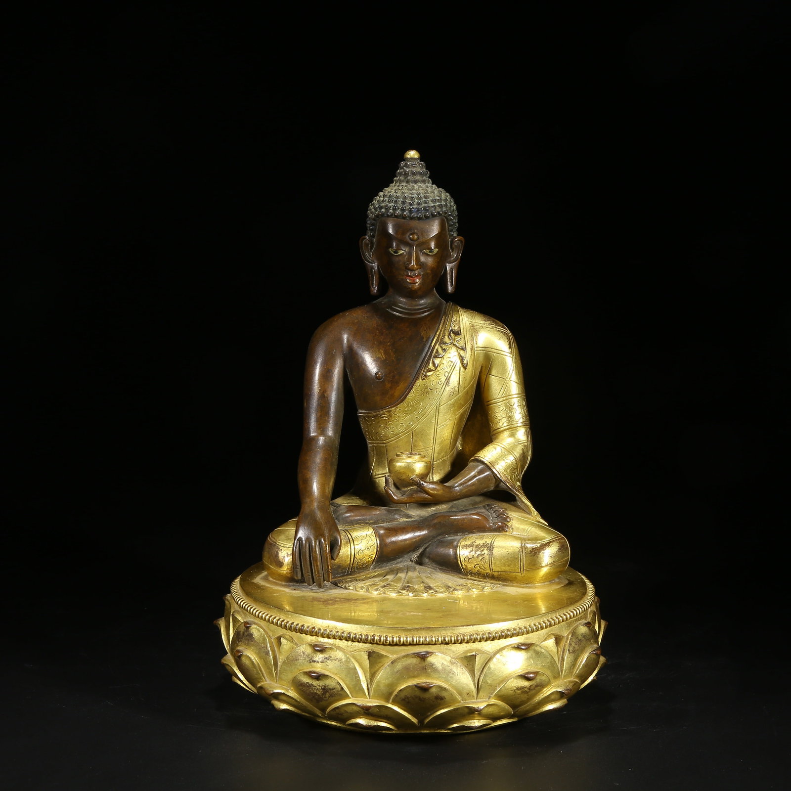 A GILT BRONZE SHAKYAMUNI BUDDHA STATUE: Gilt Bronze Shakyamuni Buddha Statue