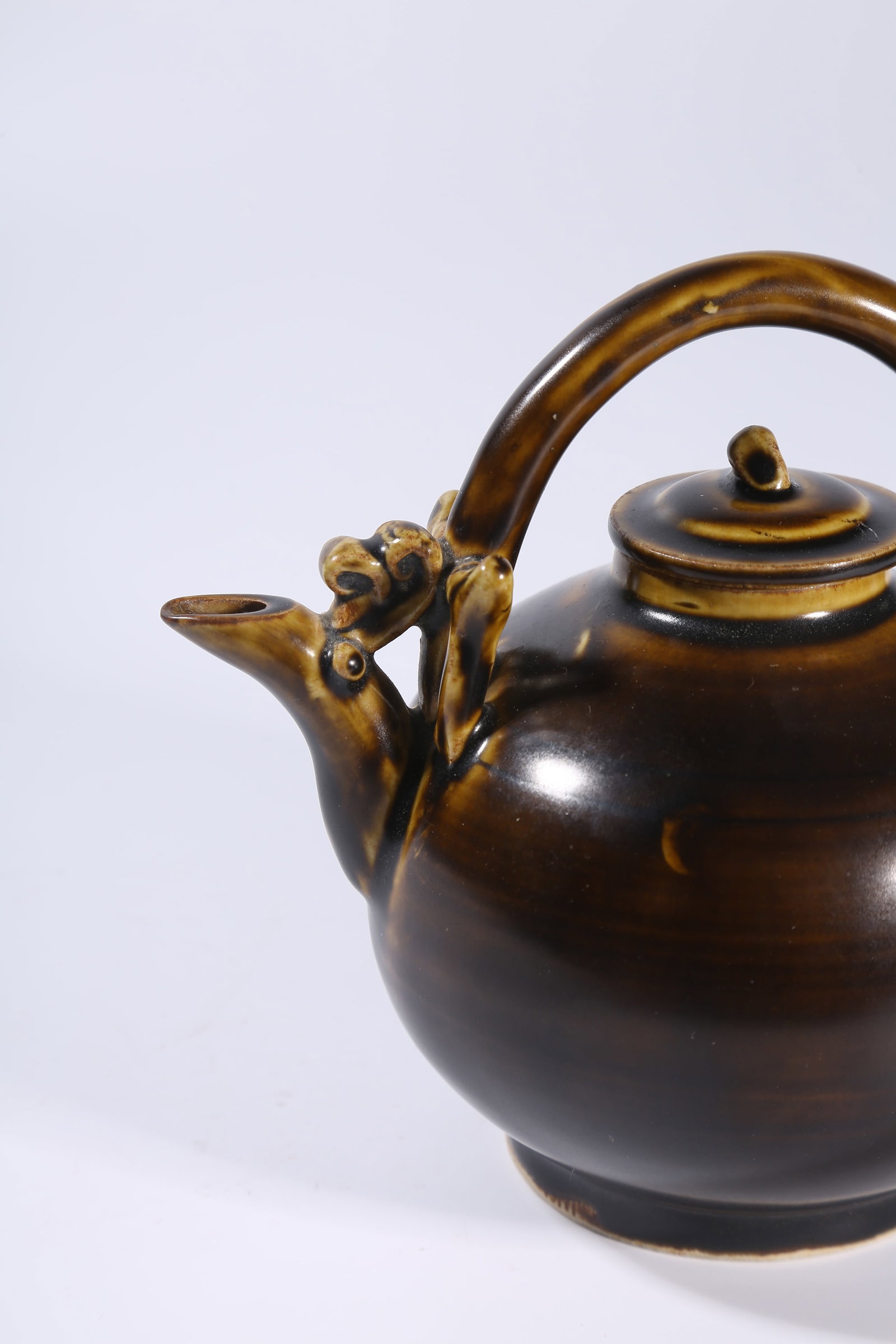 A BROWN-GLAZED HANDLED EWER - 6