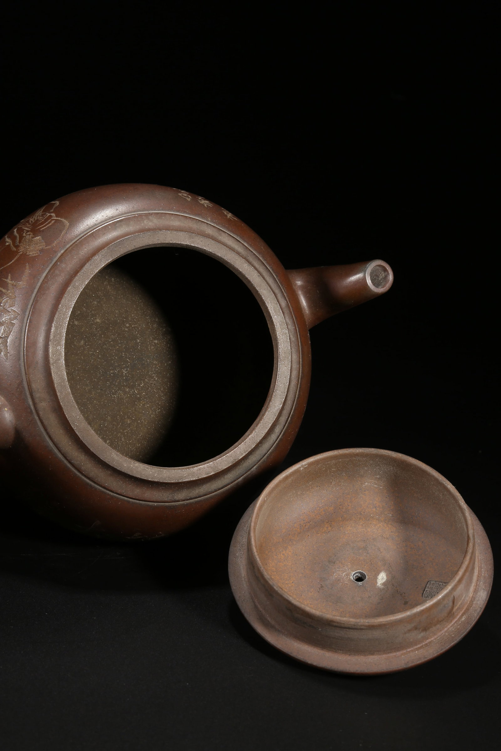 A ZISHA FIGURATIVE PATTERN TEAPOT - 8