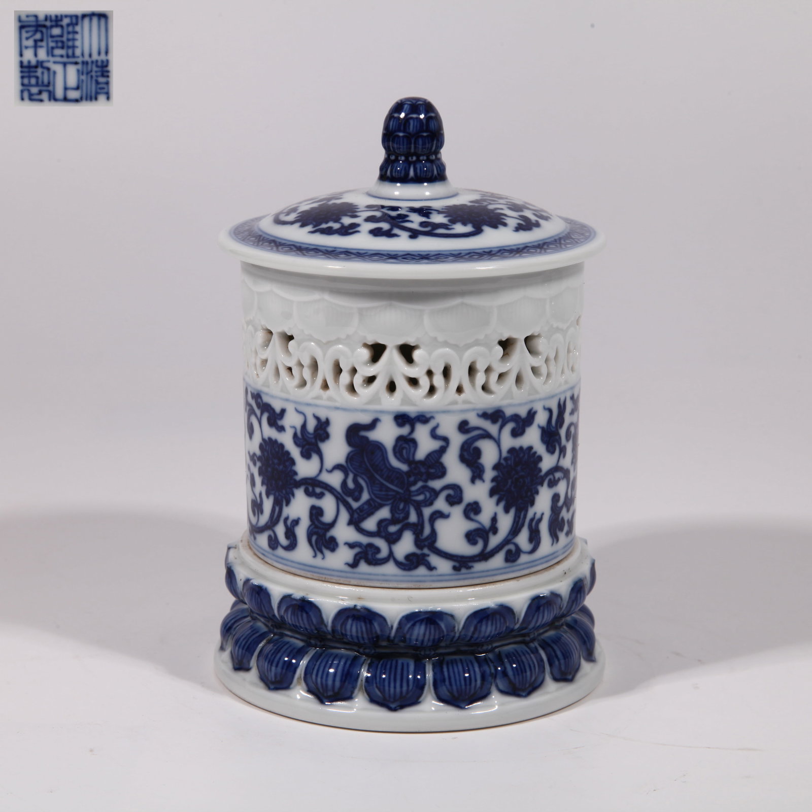 A CENSER WITH SUBTLE EIGHT IMMORTALS PATTERN IN UNDERGLAZE BLUE: Censer with Subtle Eight Immortals Pattern in Underglaze Blue