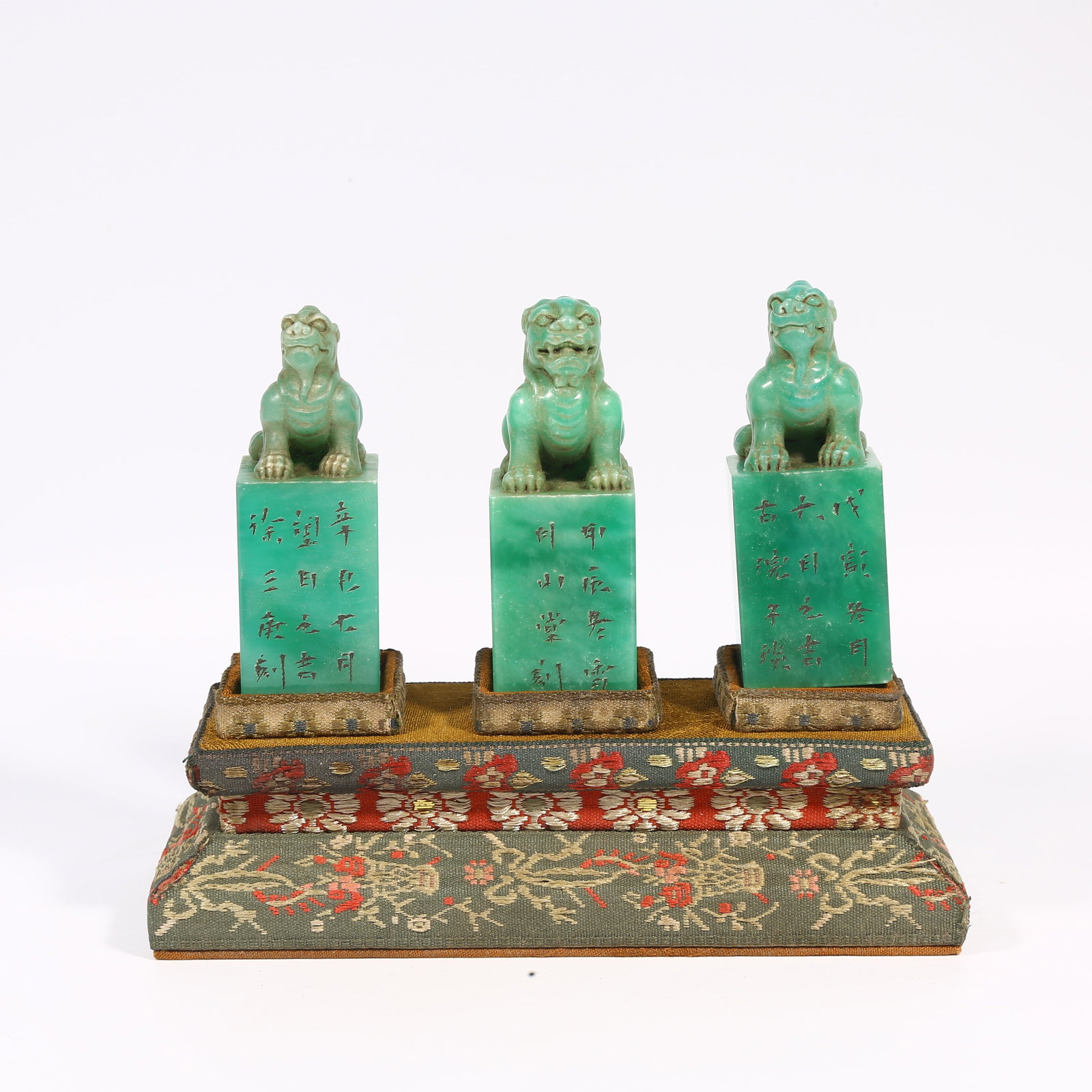 A SET OF LAOSHAN GREEN STONE SEALS WITH BEAST-SHAPED KNOB: Set of Laoshan green stone seals with beast-shaped knob