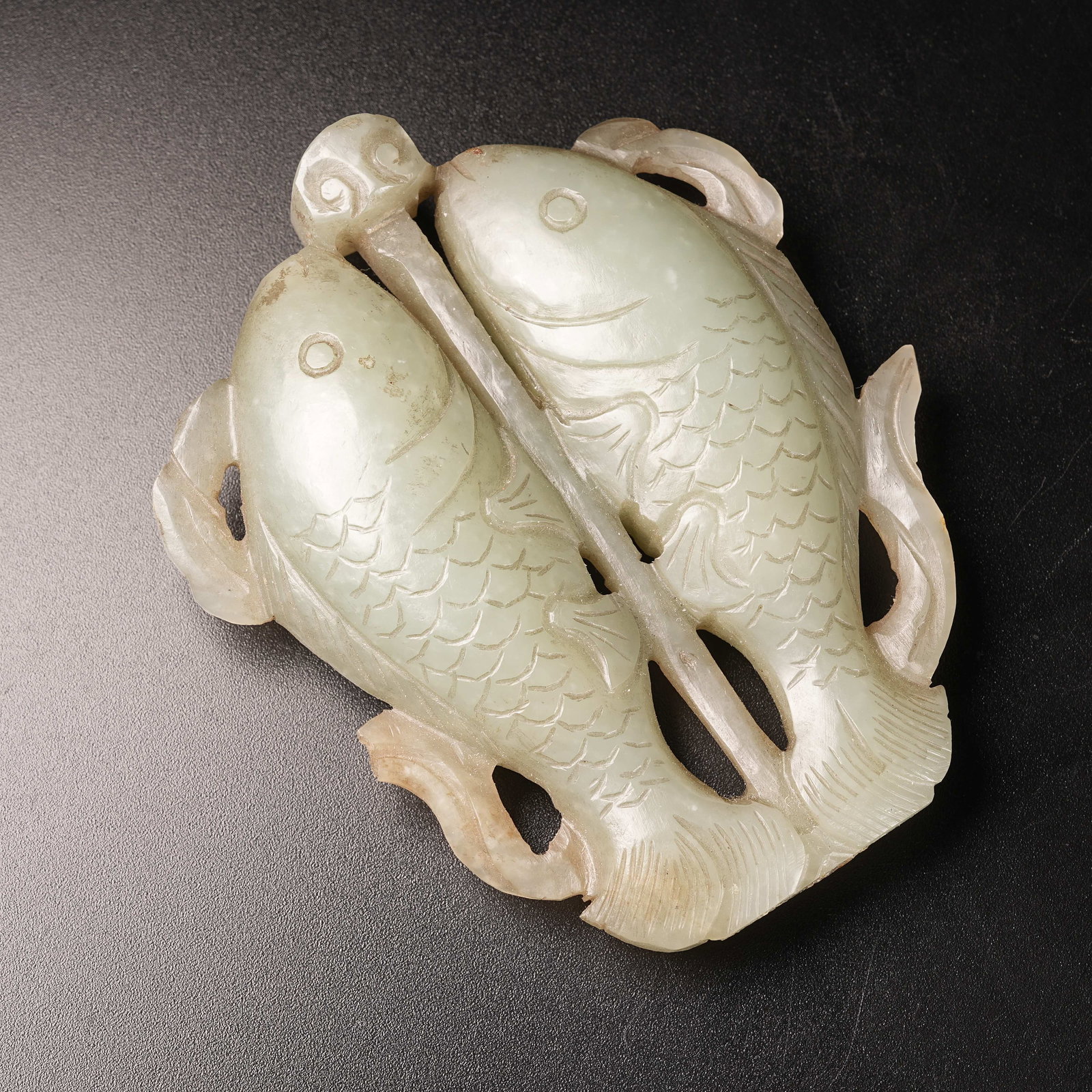 A HETIAN JADE DOUBLE-FISH SNUFF BOTTLE (1 of 8)