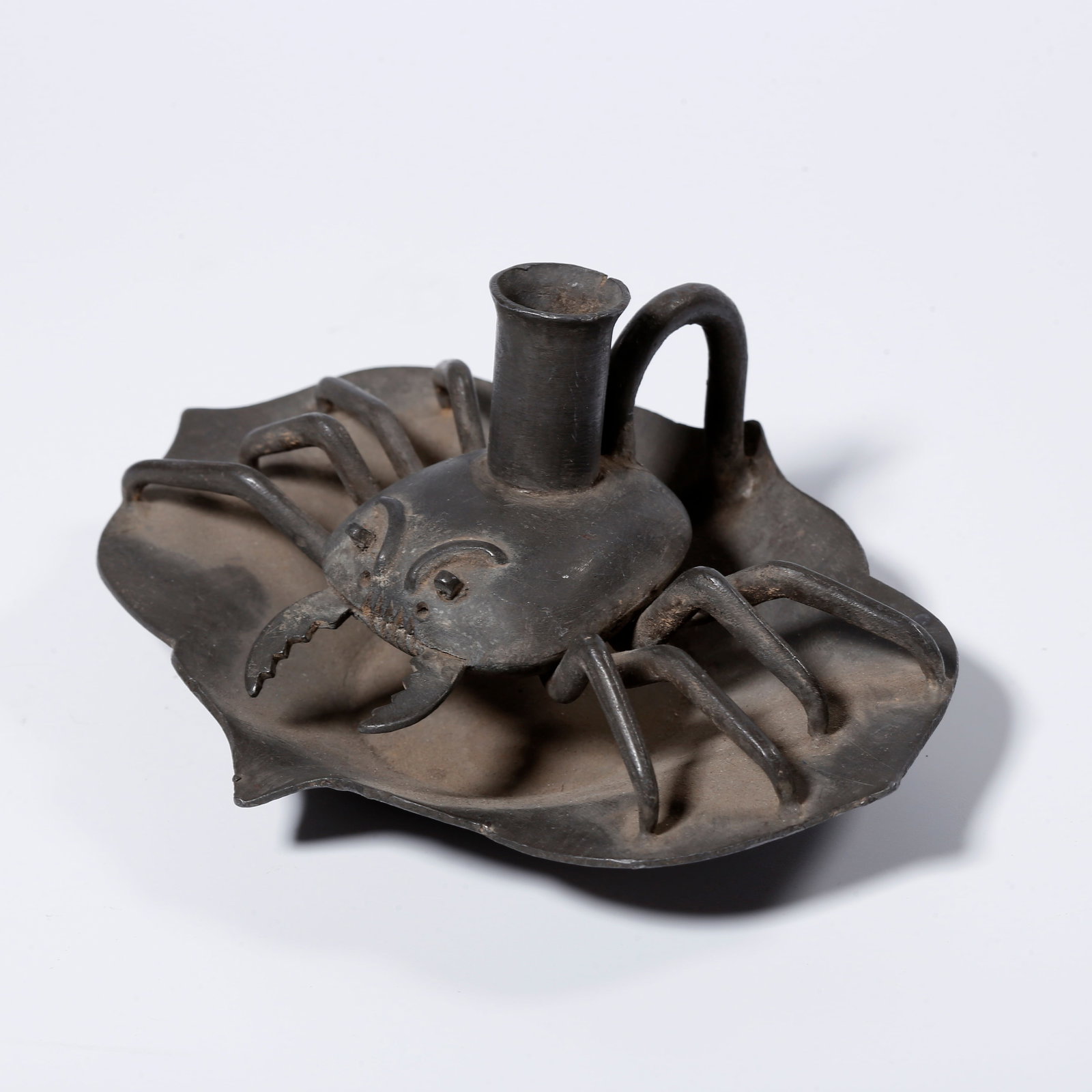 A IRON CRAB-PATTERNED ORNAMENT (1 of 9)