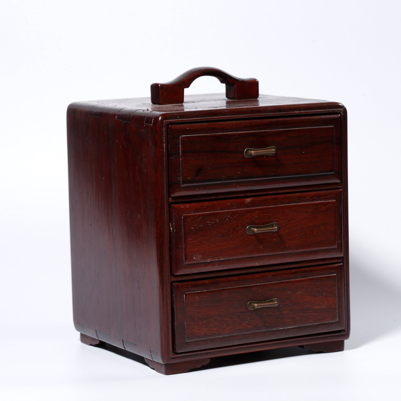 A HUANGHUALI WOOD CARVED BOX (1 of 8)