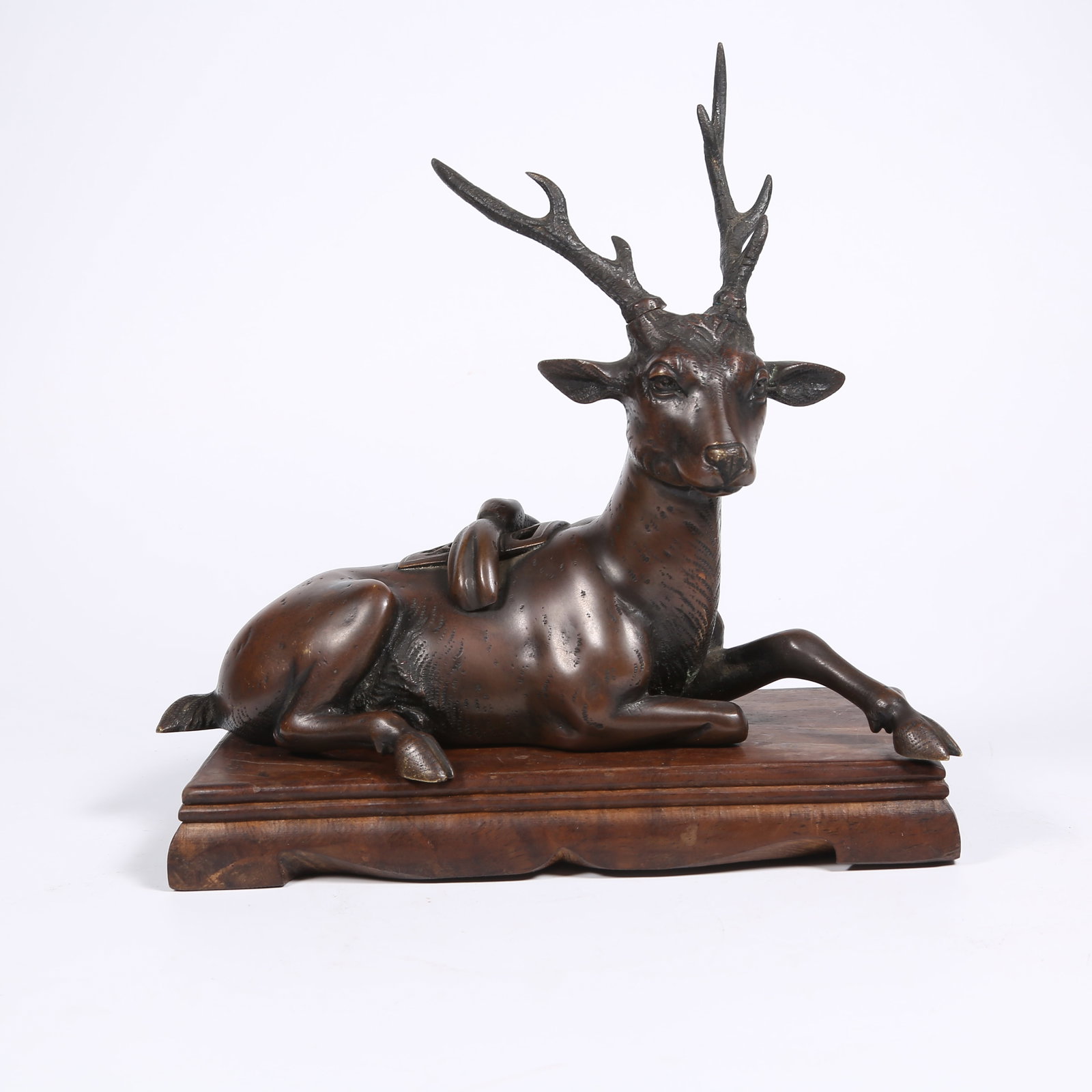 A BRONZE DEER ORNAMENT (1 of 8)