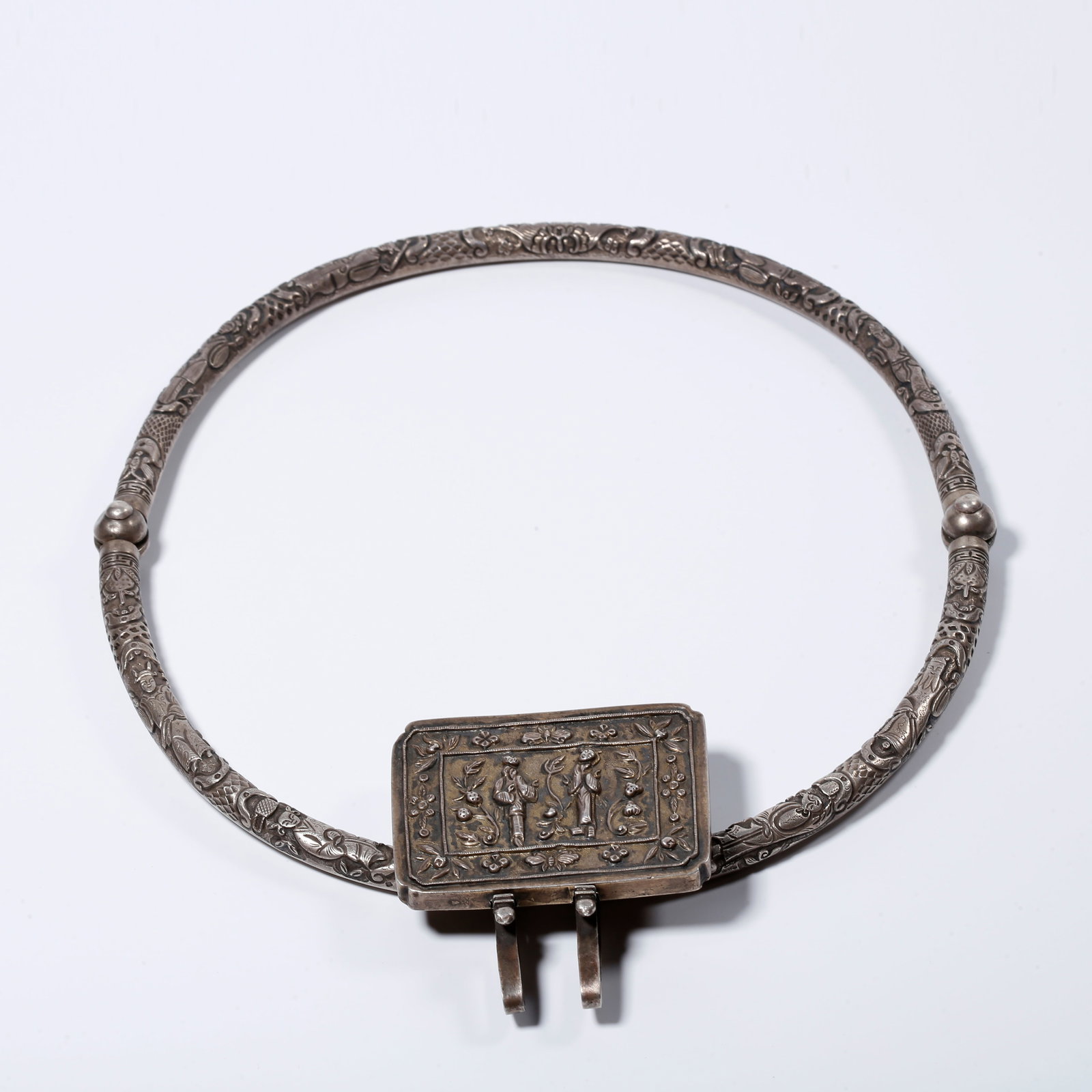 A SILVER HUMAN STORY PATTERNED COLLAR LOCK (1 of 9)