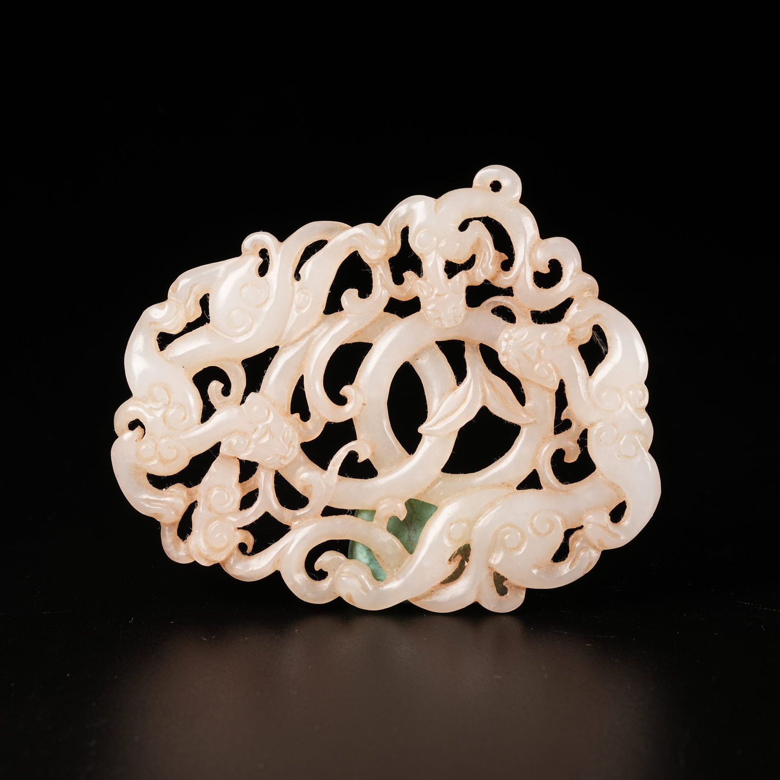 A ANCIENT JADE DRAGON PATTERN PENDANT (1 of 8)