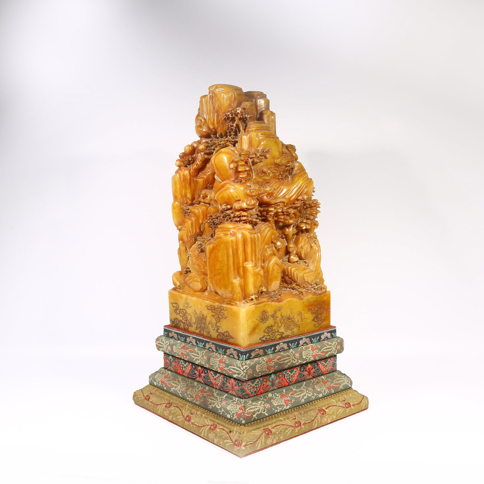 A SHOUSHAN STONE LARGE SEAL WITH CHI-DRAGON DESIGN (1 of 9)