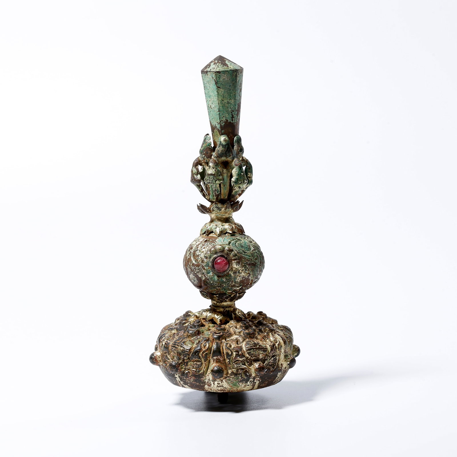 A SILVER GILT HAT FINIAL: Silver gilt hat finial