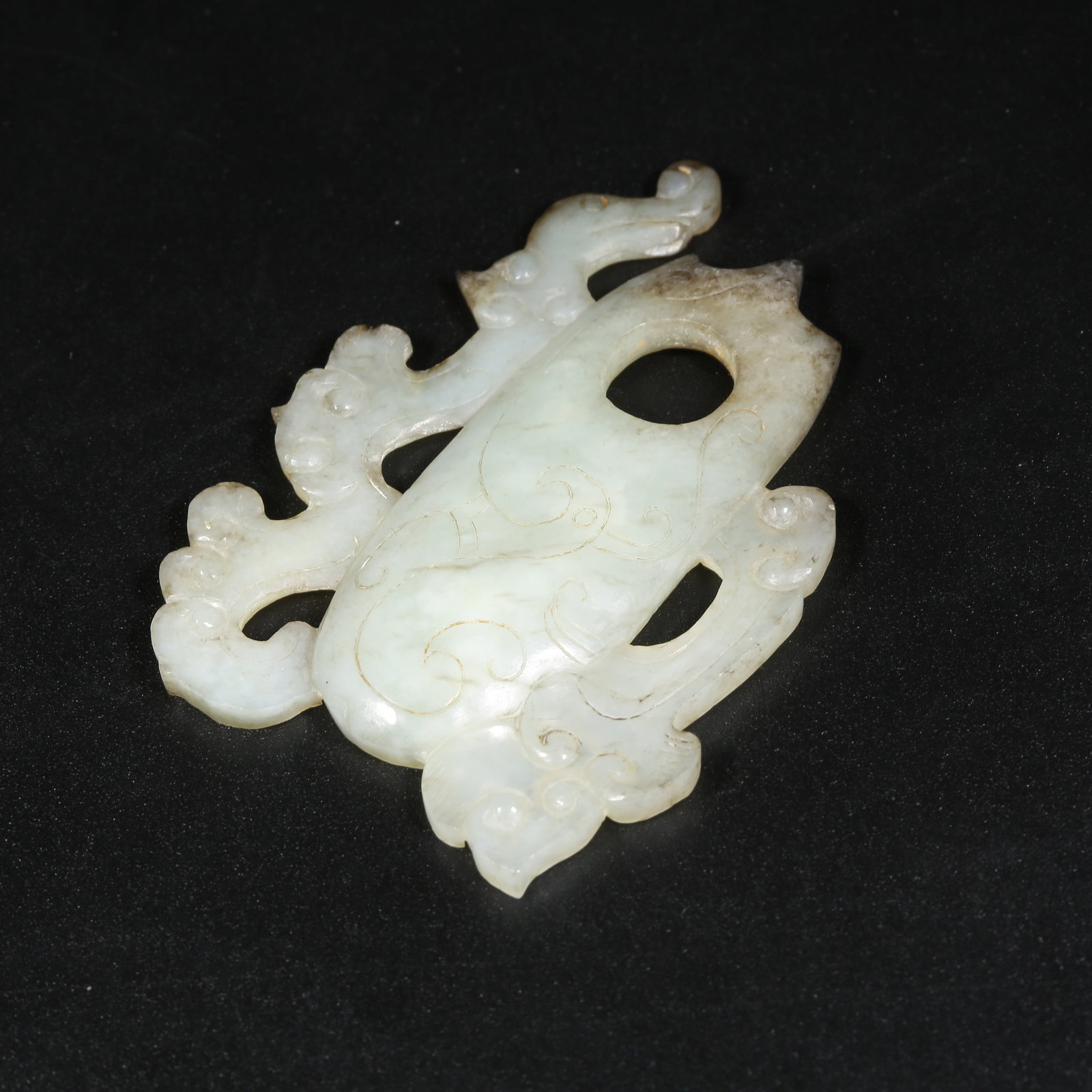 A ANCIENT JADE CHICKEN-HEART PENDANT (1 of 8)