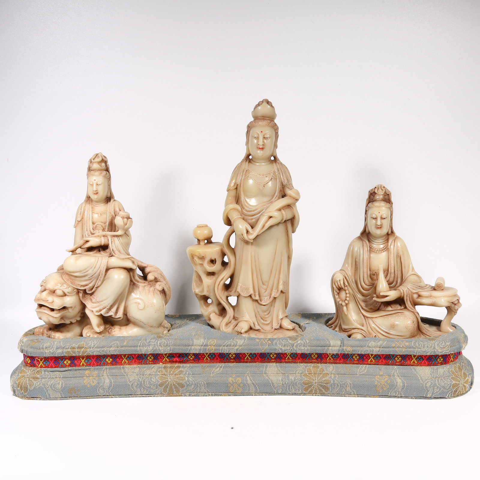 A SET OF SHOUSHAN STONE BODHISATTVA FIGURES: Set of Shoushan stone Bodhisattva figures