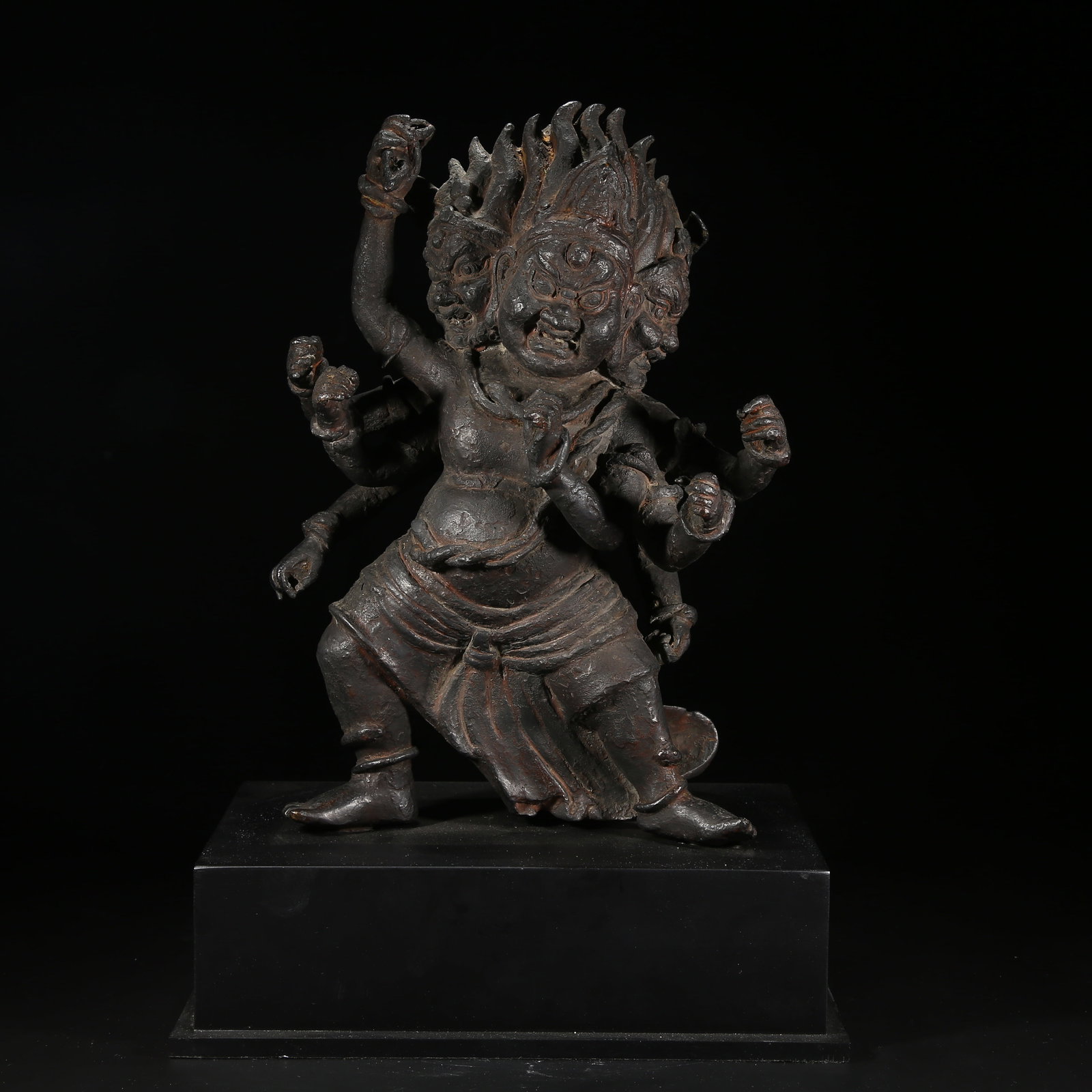 A BLACK-LACQUERED BRONZE STATUE OF GUARDIAN DEITY IN ANCIENT DALI STYLE: Black-Lacquered Bronze Statue of Guardian Deity in Ancient Dali Style