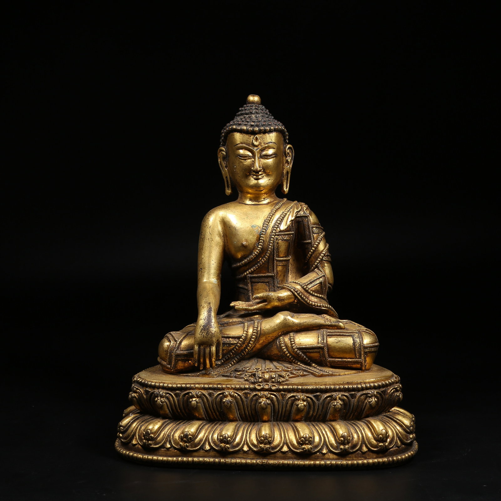 A GILT BRONZE SHAKYAMUNI STATUE (1 of 9)