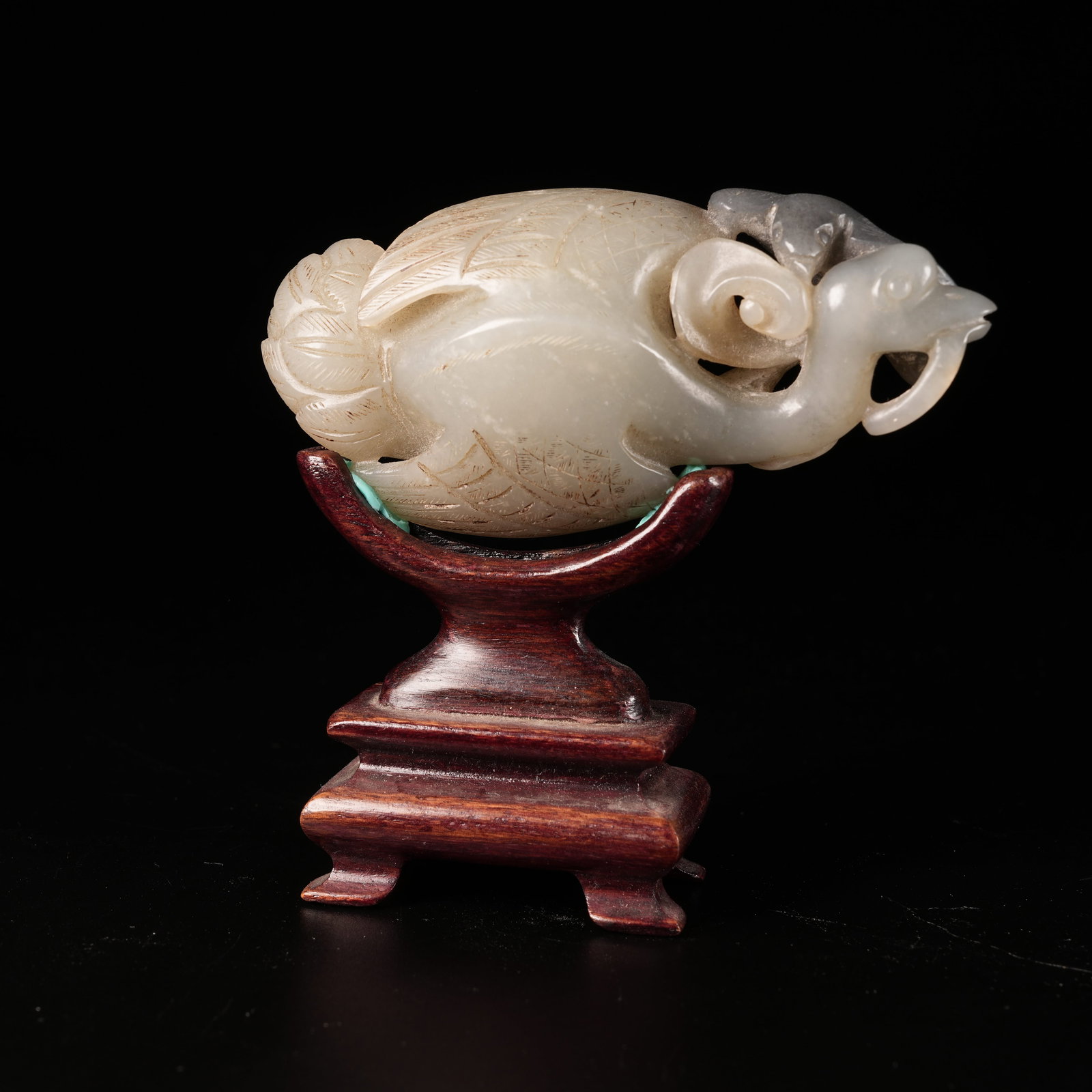 A HETIAN JADE SKILLFULLY CARVED SEA-EAGLE PECKING GOOSE ORNAMENT: Hetian Jade Skillfully Carved Sea-Eagle Pecking Goose Ornament