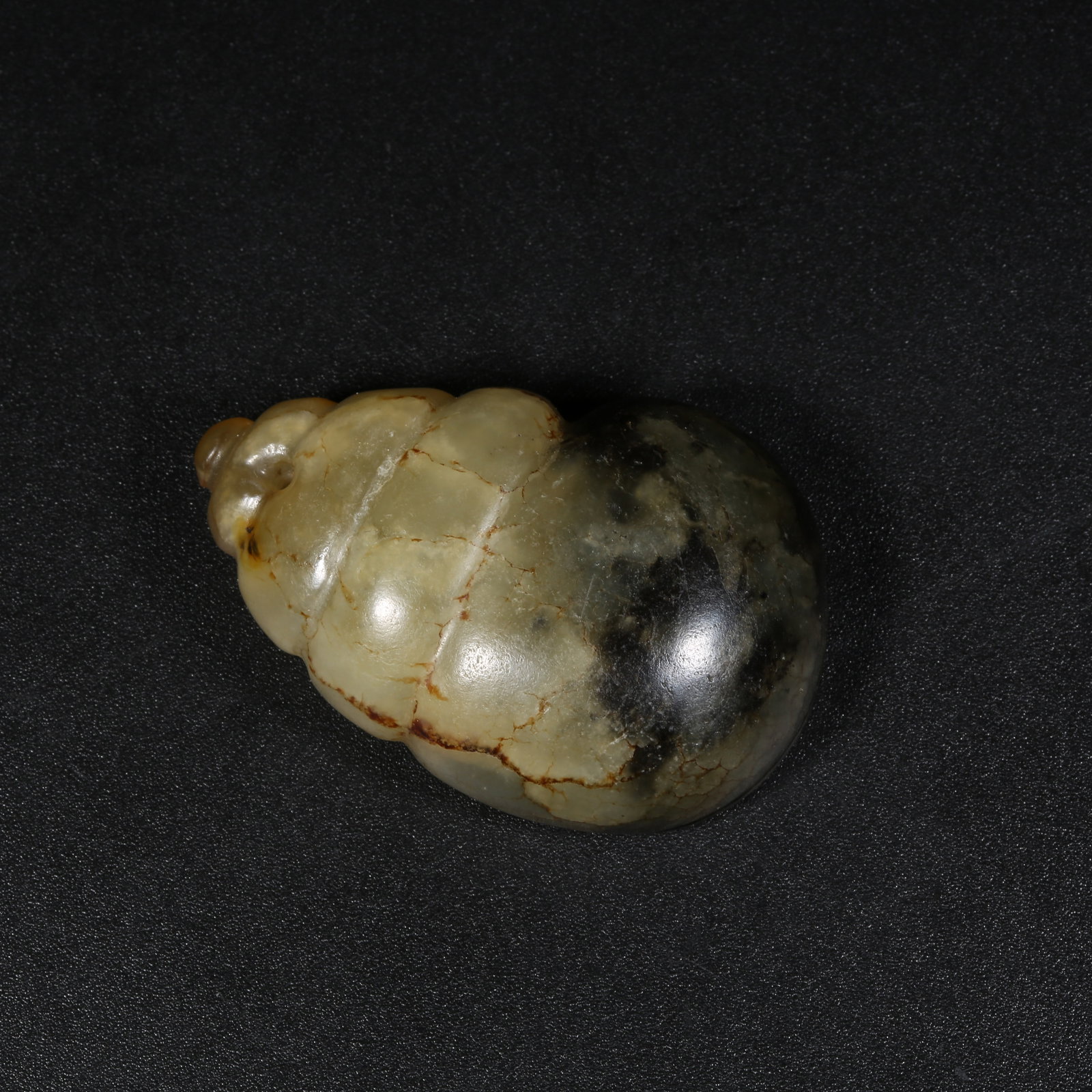 A HETIAN JADE CONCH SHELL PENDANT (1 of 9)