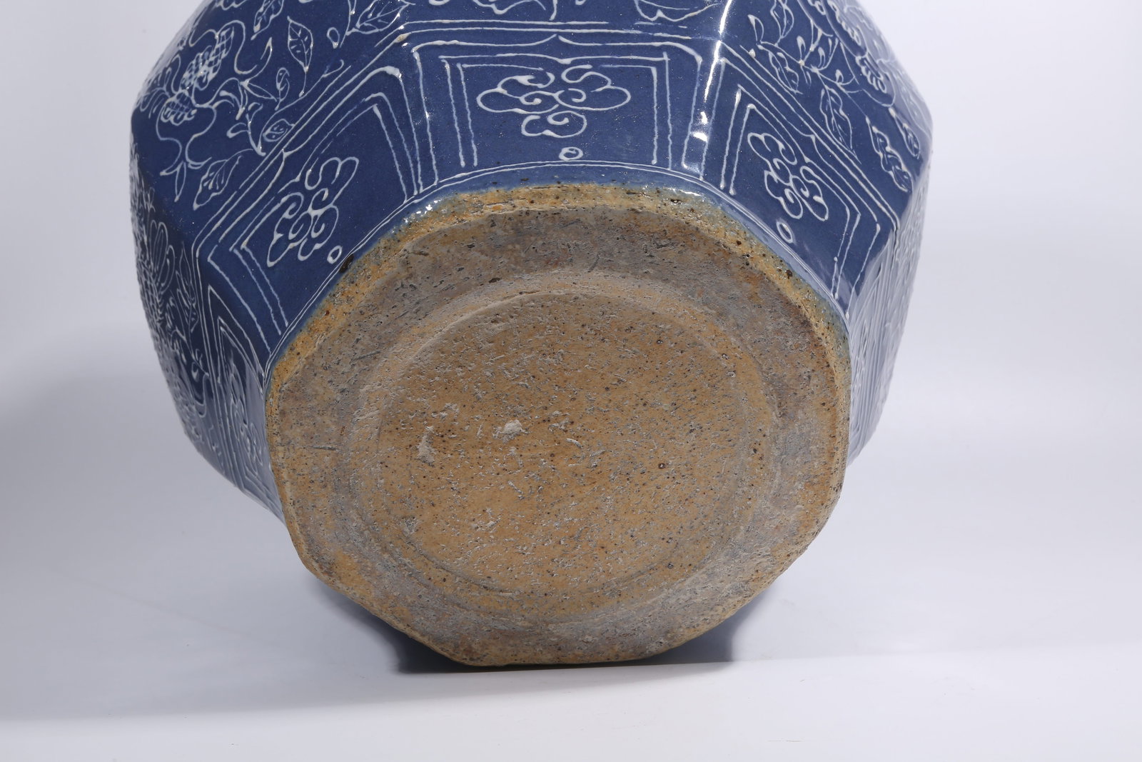 A SKY-BLUE GLAZE OCTAGONAL JAR WITH OPENWORK PHOENIX PATTERN - 9