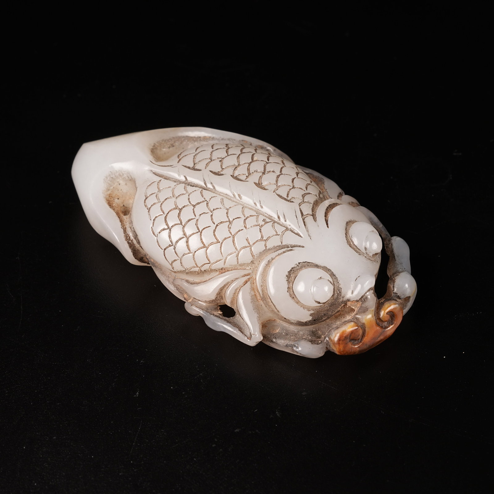 A ANCIENT JADE FISH PENDANT (1 of 8)