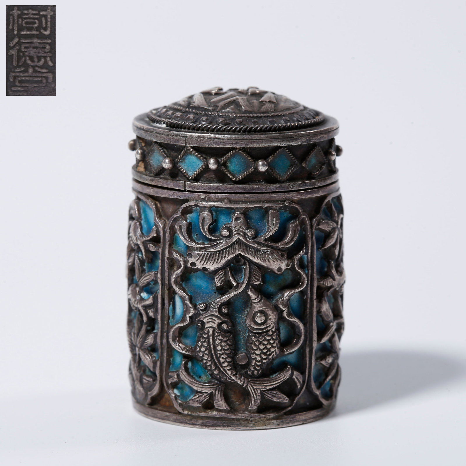 A SILVER SMALL COVERED JAR WITH FLORAL PATTERN (1 of 8)