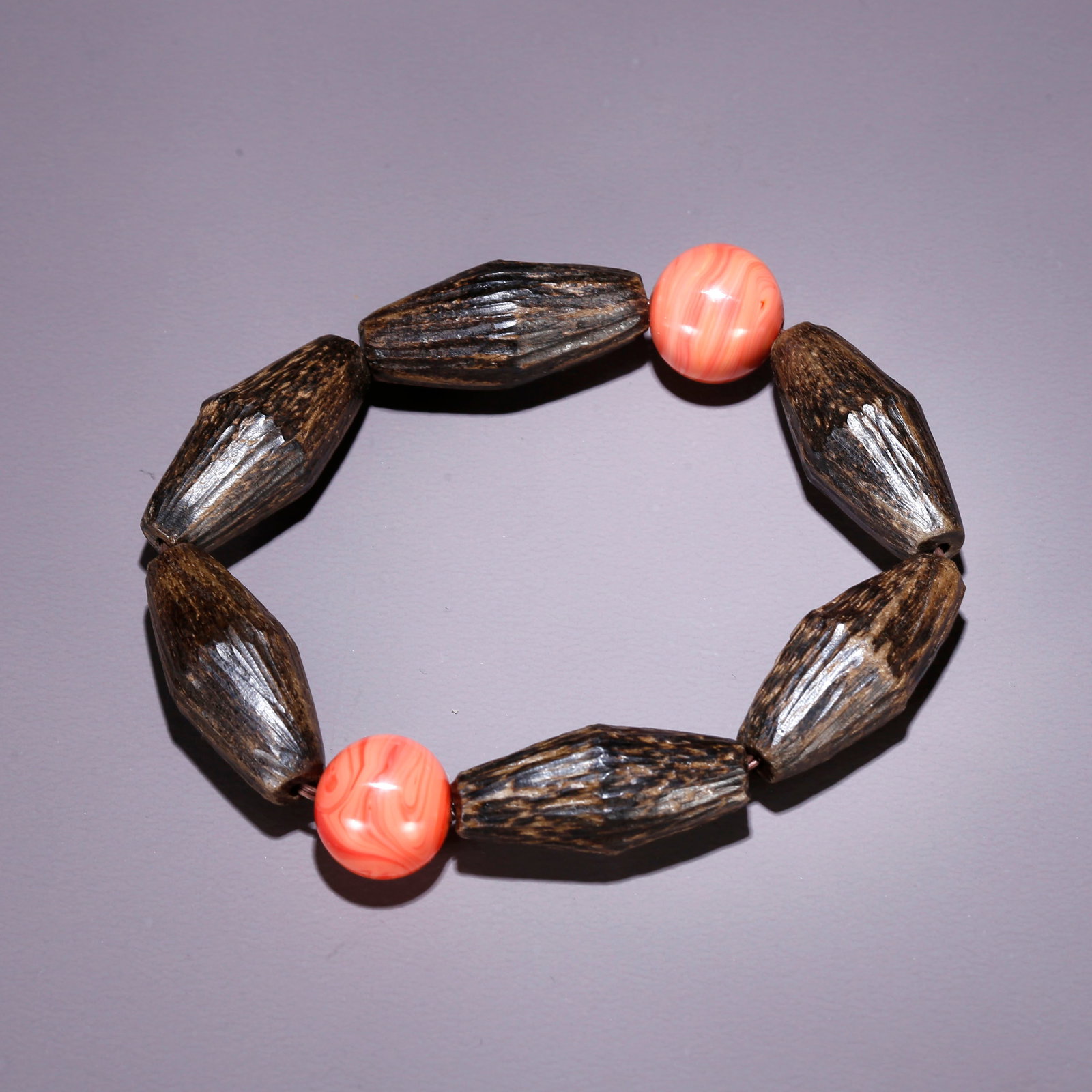 A SANDALWOOD CARVED BEAD BRACELET: Sandalwood Carved Bead Bracelet