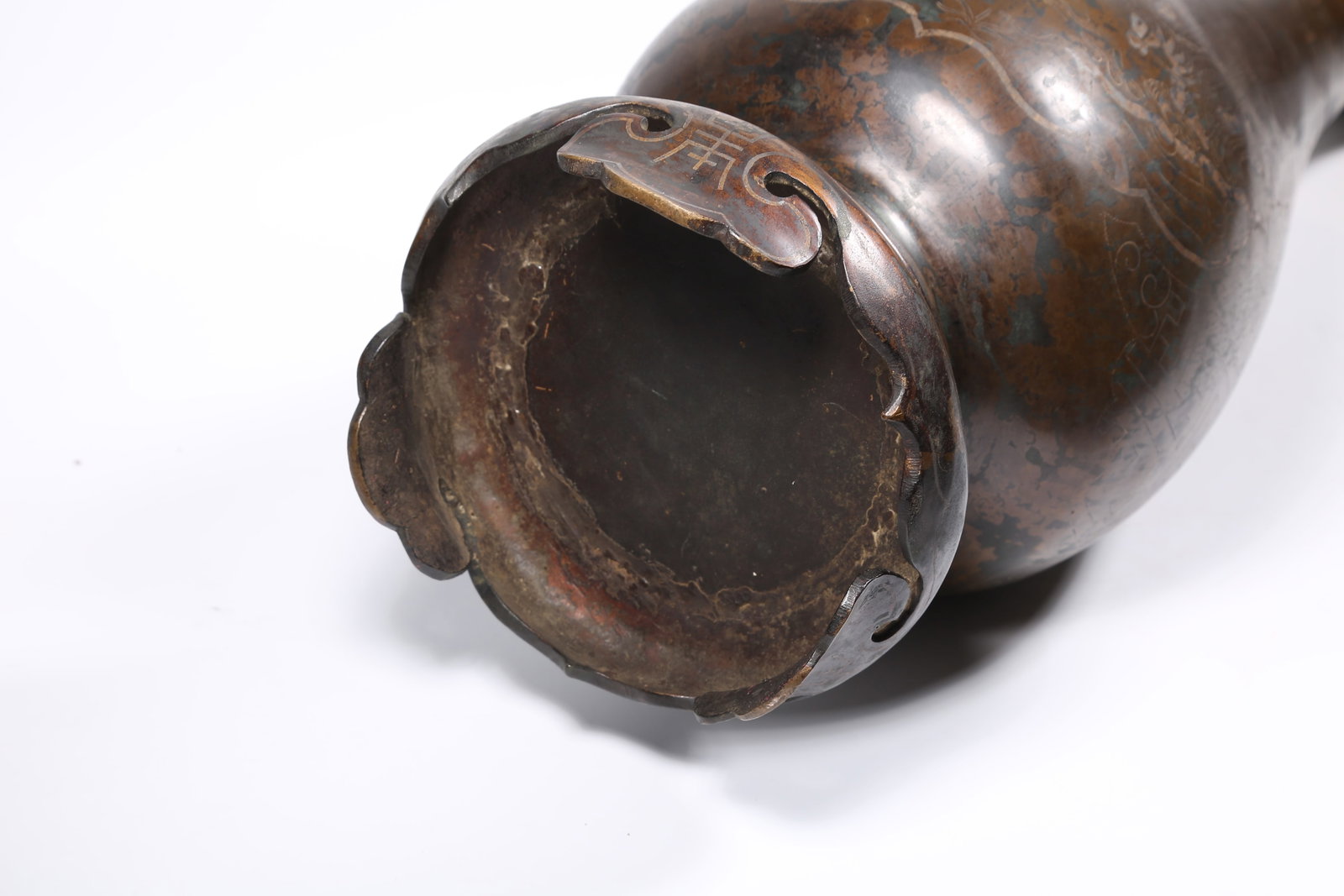 A SET OF BRONZE VASES WITH INLAID SILVER WARRIOR STORY SCENES - 10