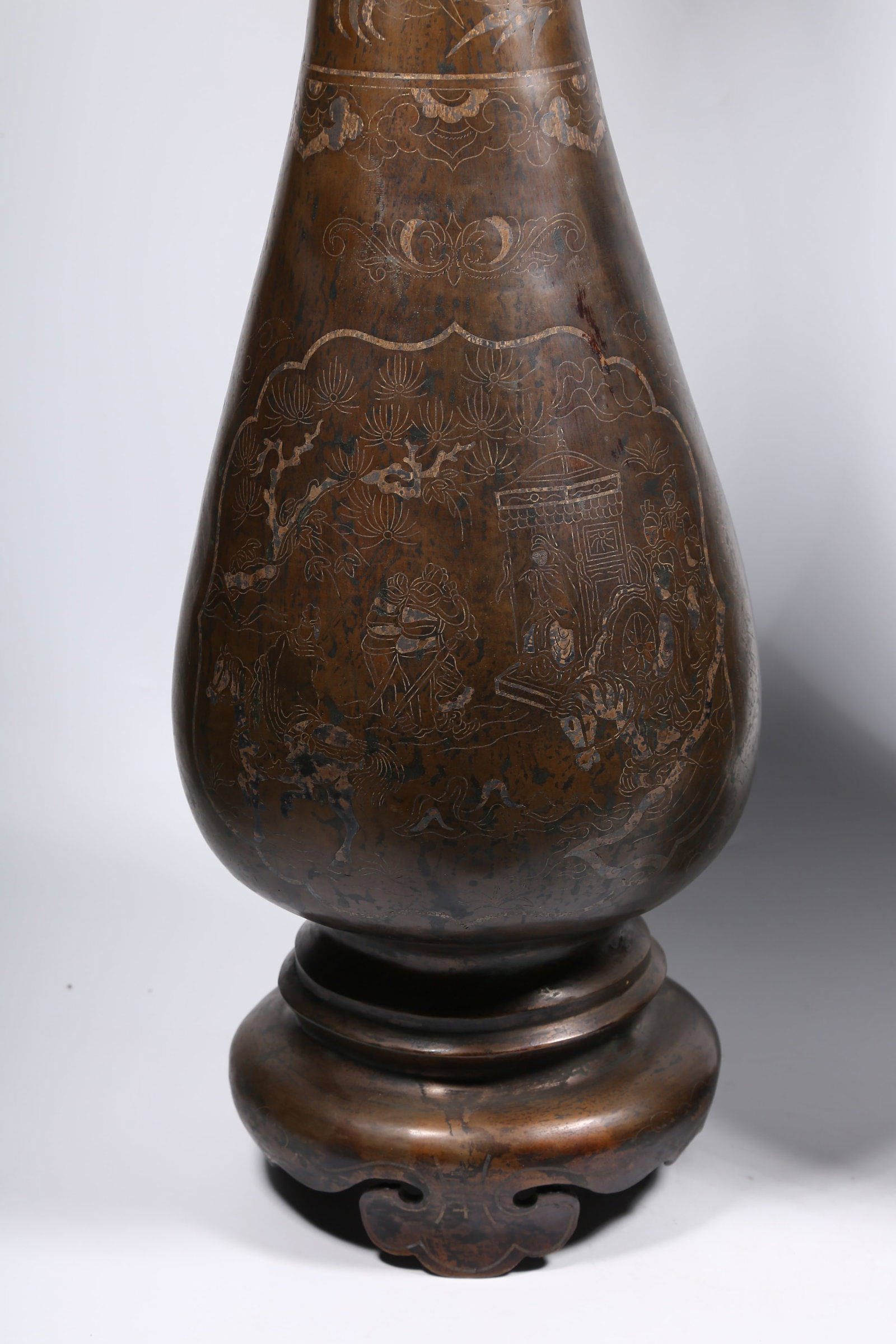 A SET OF BRONZE VASES WITH INLAID SILVER WARRIOR STORY SCENES - 5