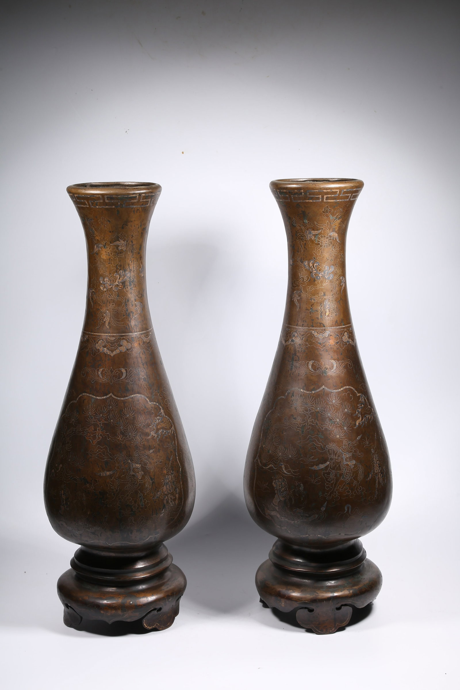 A SET OF BRONZE VASES WITH INLAID SILVER WARRIOR STORY SCENES - 7