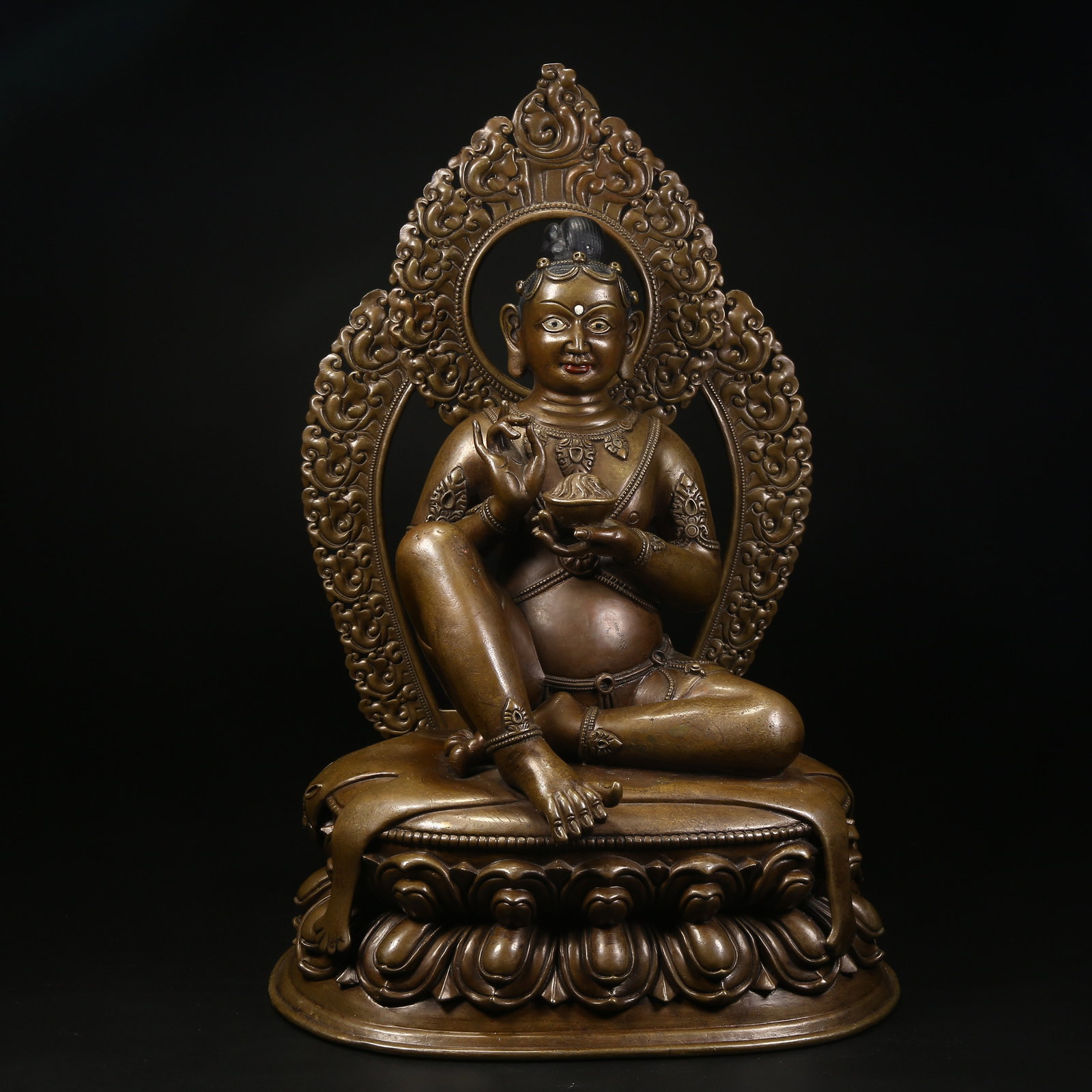 A ALLOYED BRONZE STATUE OF A GREAT ACCOMPLISHED MASTER (1 of 8)