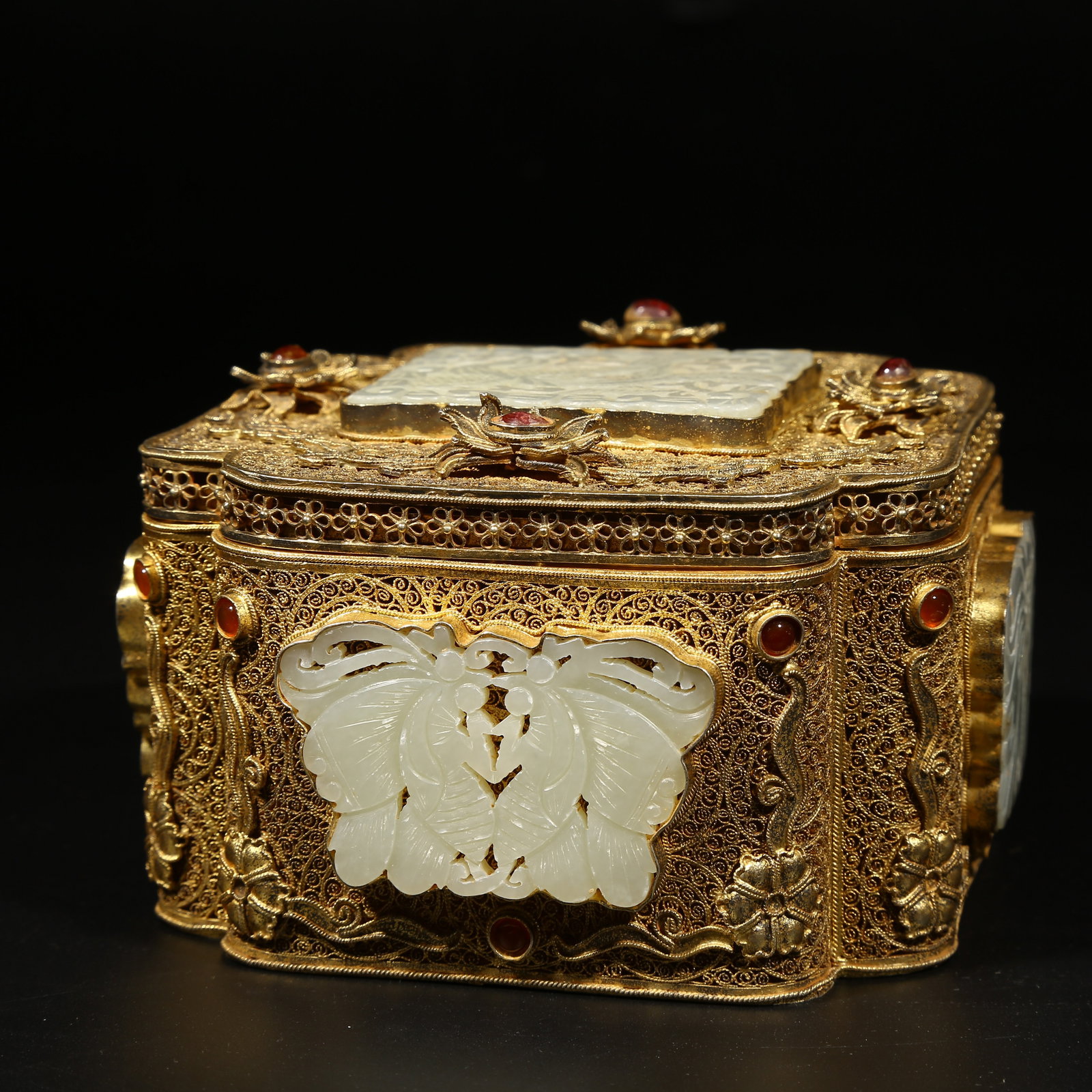 A GILDED SILVER FILIGREE LIDDED BOX INLAID WITH HETIAN JADE (1 of 9)