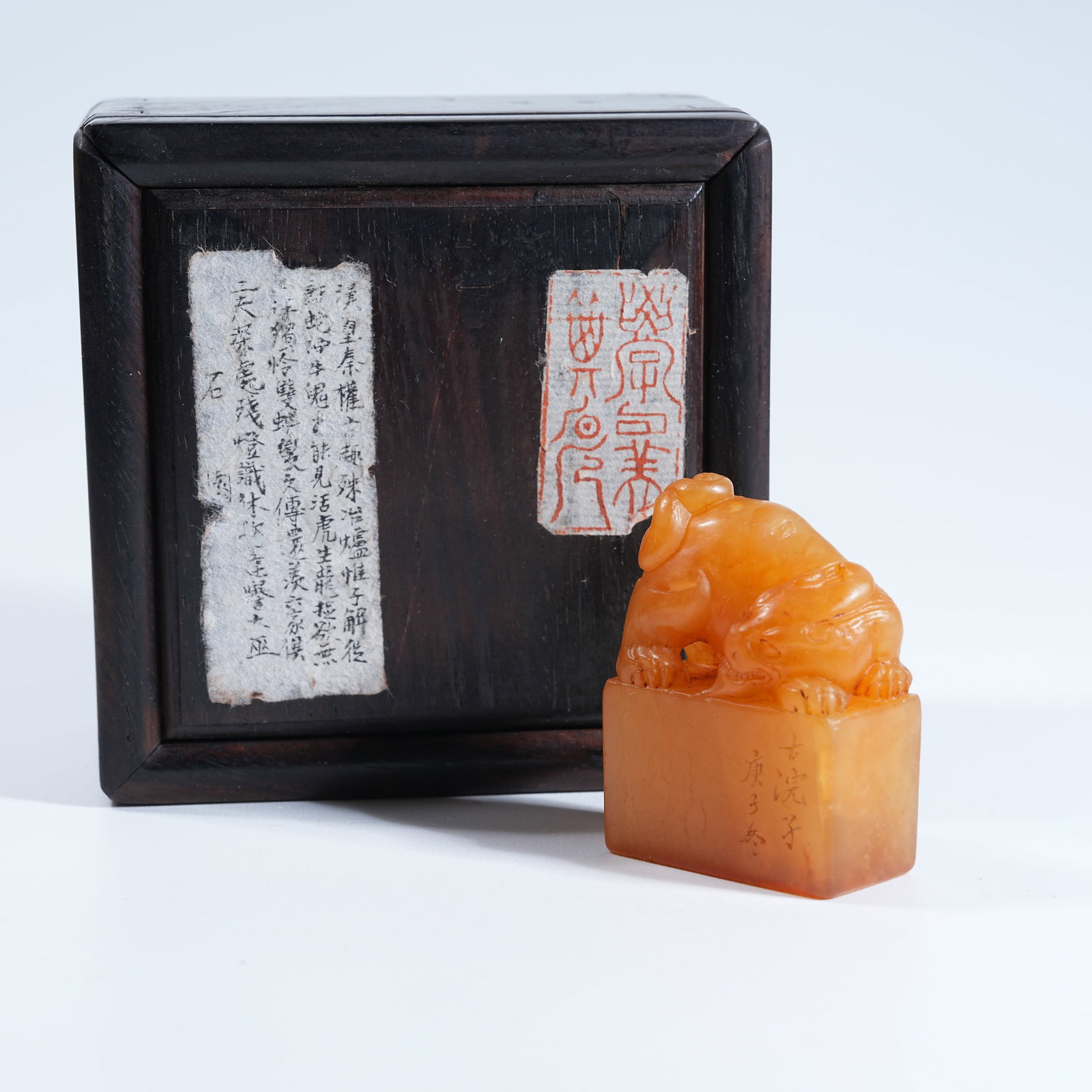 A SHOUSHAN TIANHUANG STONE SEAL WITH AUSPICIOUS BEAST KNOB (1 of 8)