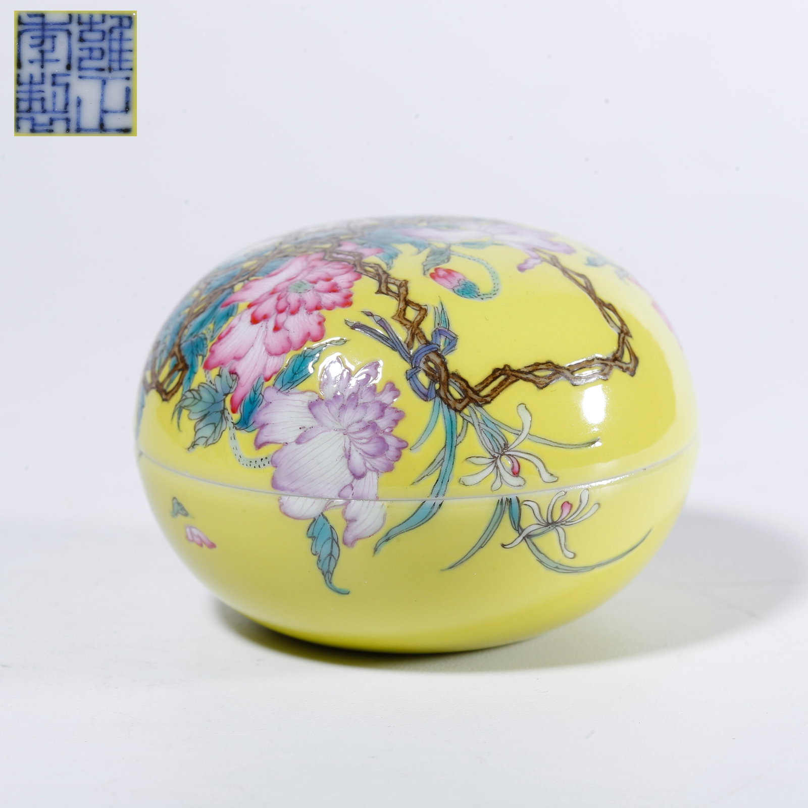 A YELLOW-GROUND FAMILLE-ROSE FLORAL ROUGE BOX: Yellow-ground famille-rose floral rouge box