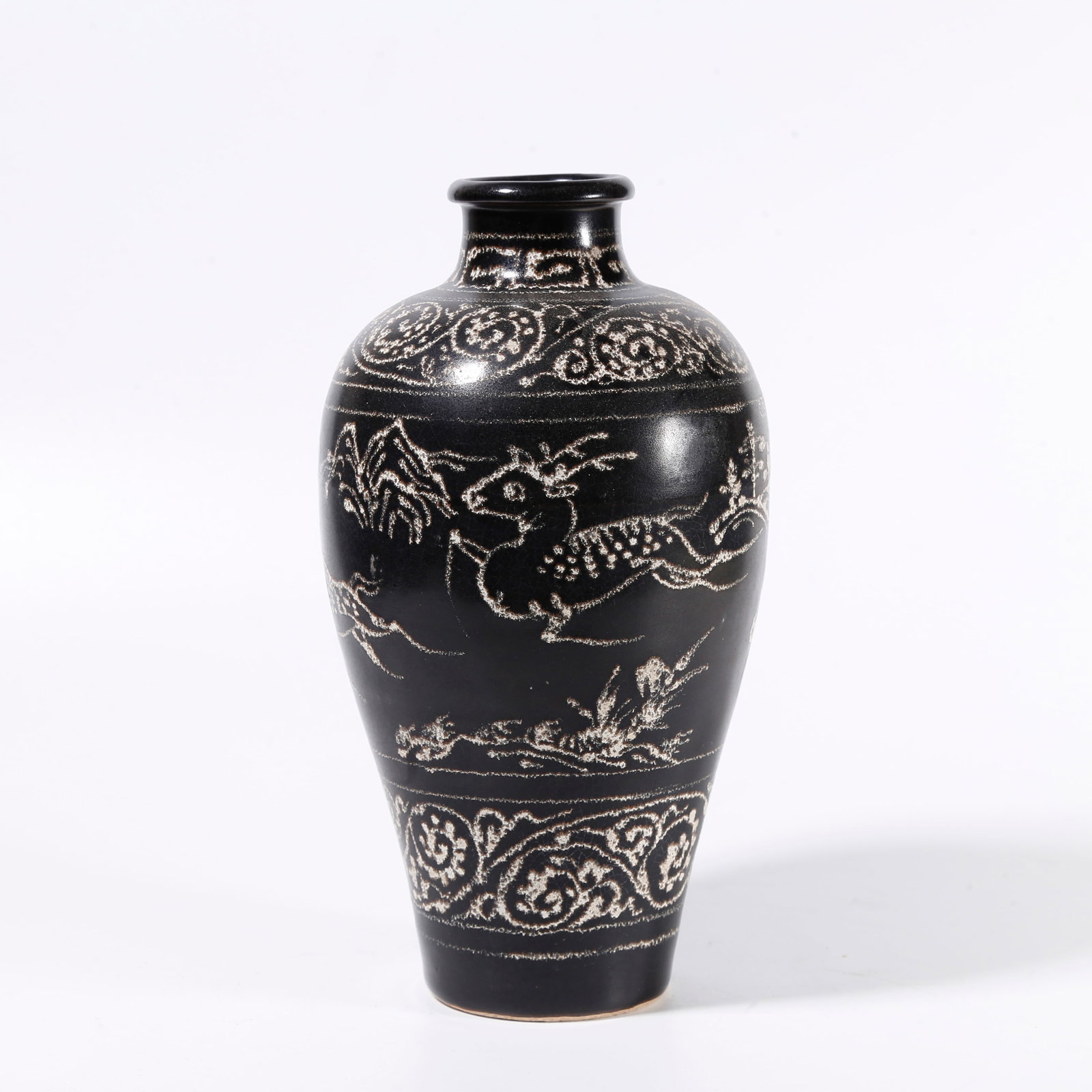 A DEER-MOTIF VASE FROM JIZHOU KILN (1 of 9)