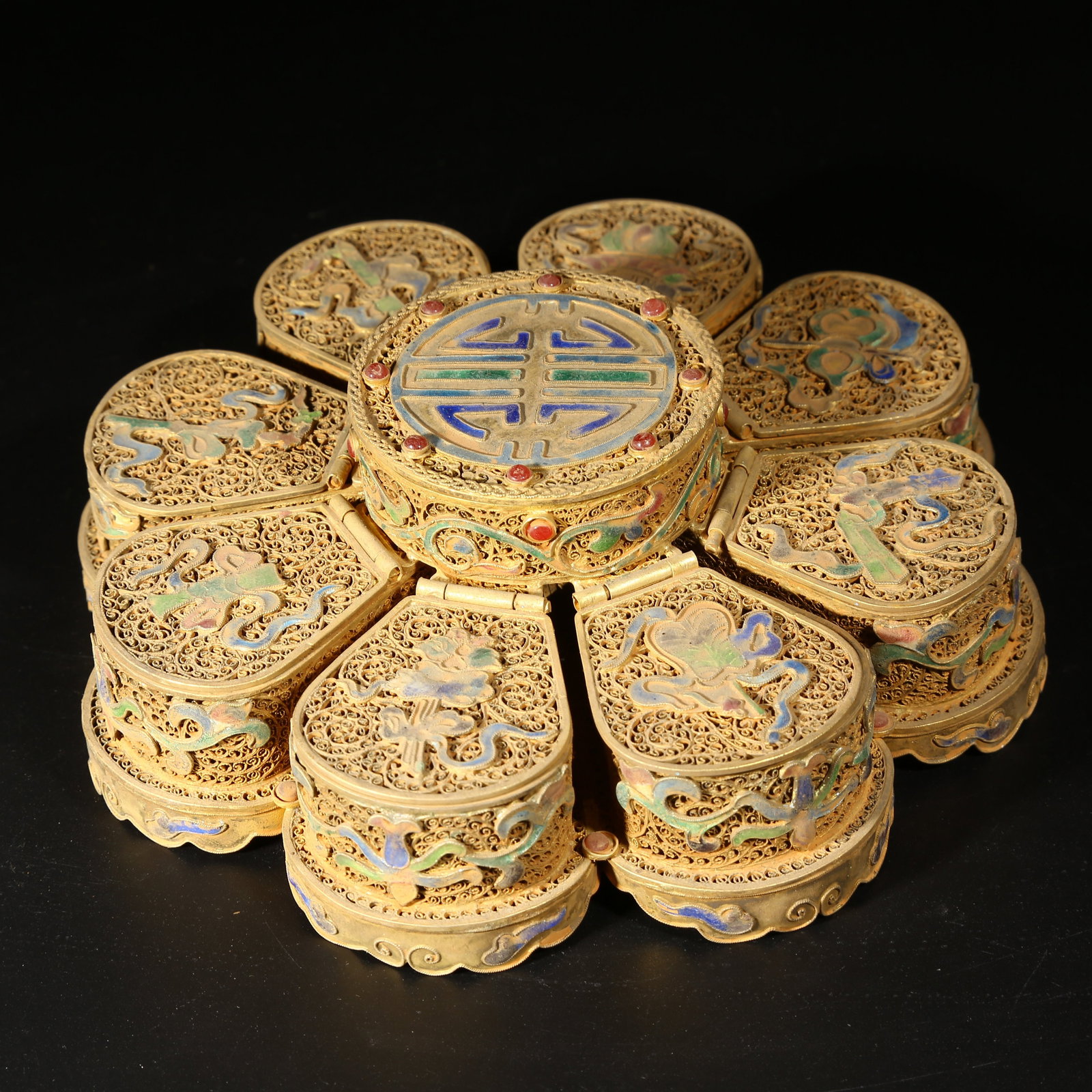 A GILDED SILVER FILIGREE CLOISONNÉ LIDDED BOX WITH EIGHT IMMORTALS MOTIF: Gilded silver filigree cloisonné lidded box with Eight Immortals motif