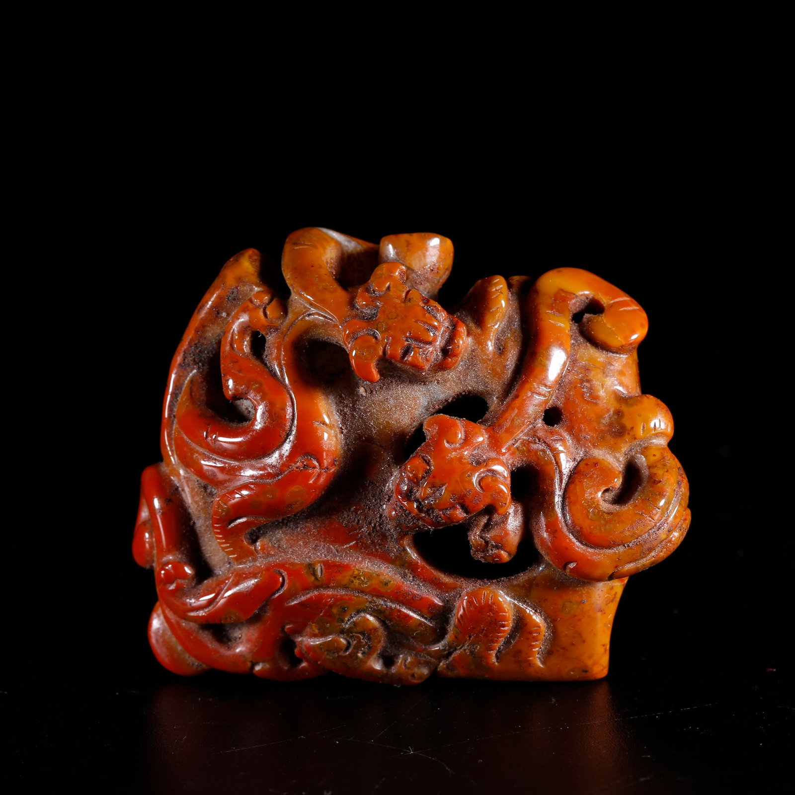 A AGATE HEART-SHAPED PENDANT CARVED WITH DRAGON PATTERN: Agate Heart-shaped Pendant Carved with Dragon Pattern