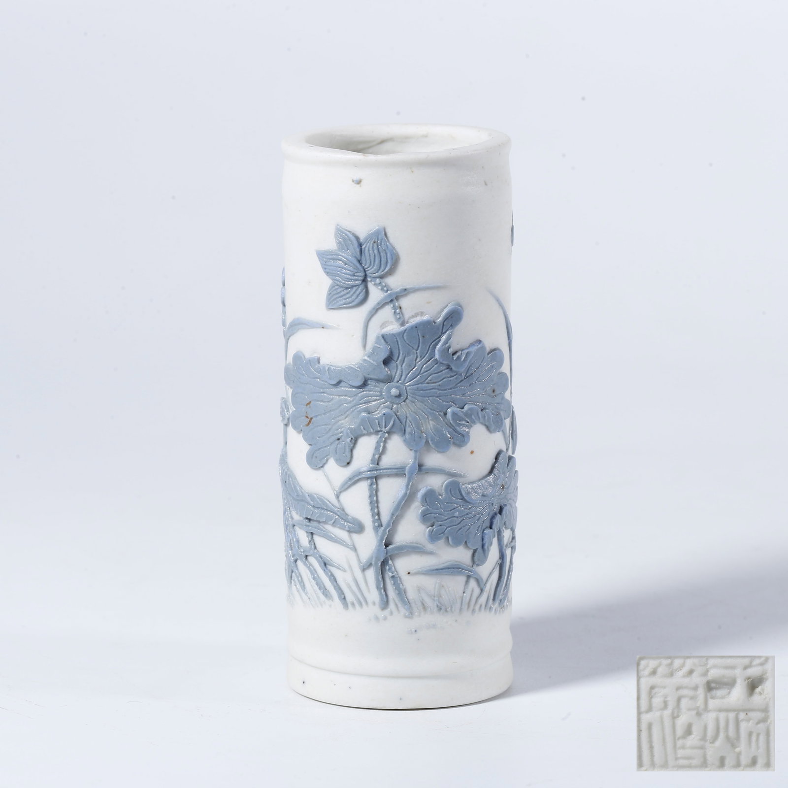 A BRUSH POT WITH LOTUS PATTERN (1 of 9)