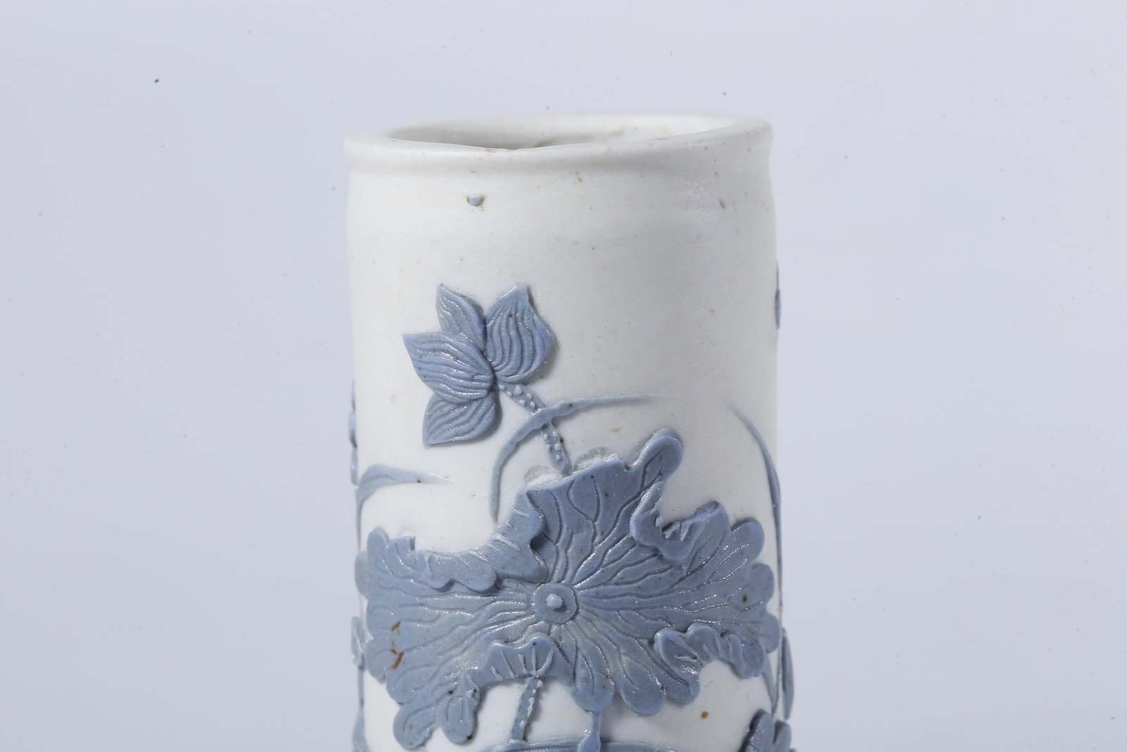 A BRUSH POT WITH LOTUS PATTERN - 2