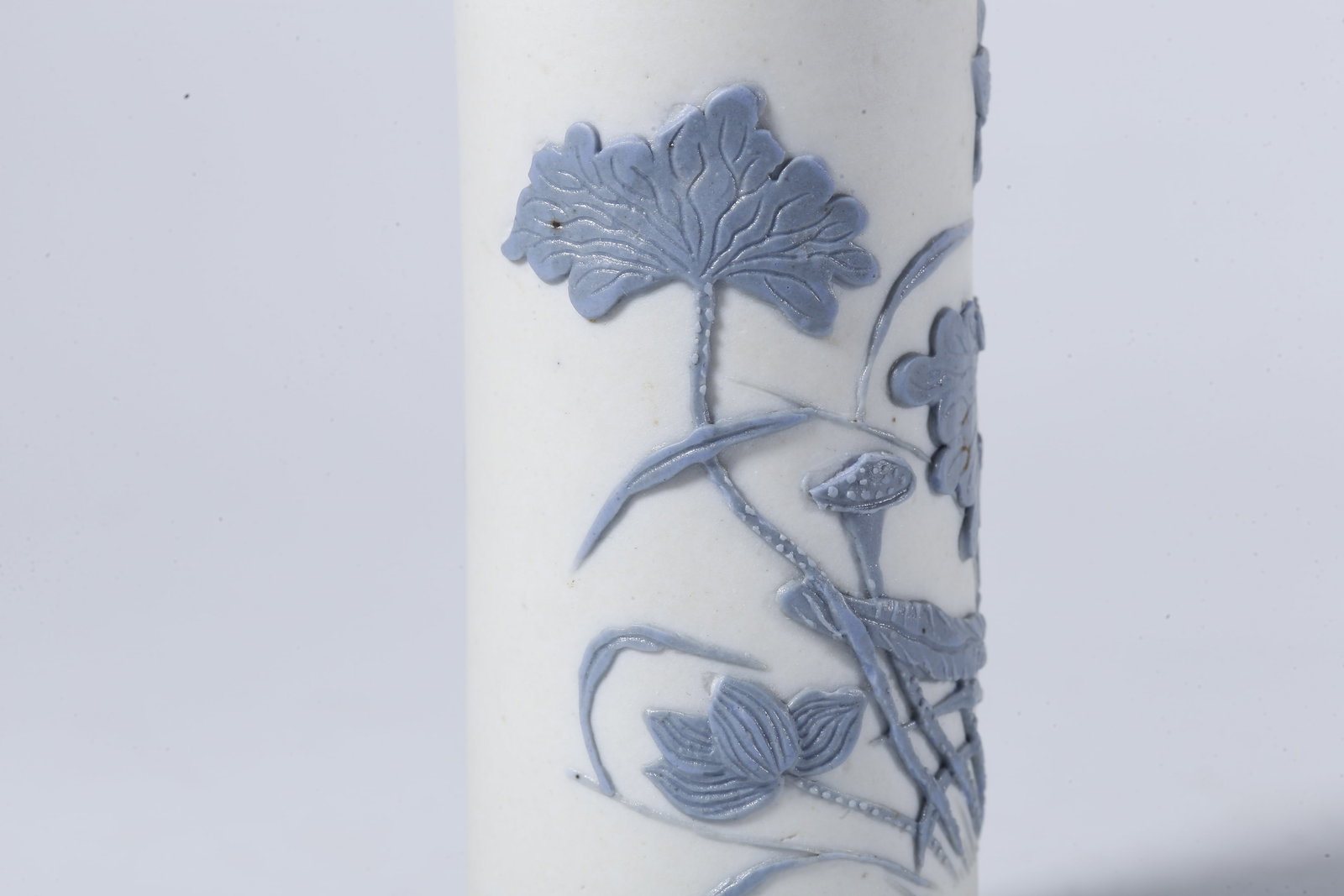 A BRUSH POT WITH LOTUS PATTERN - 7