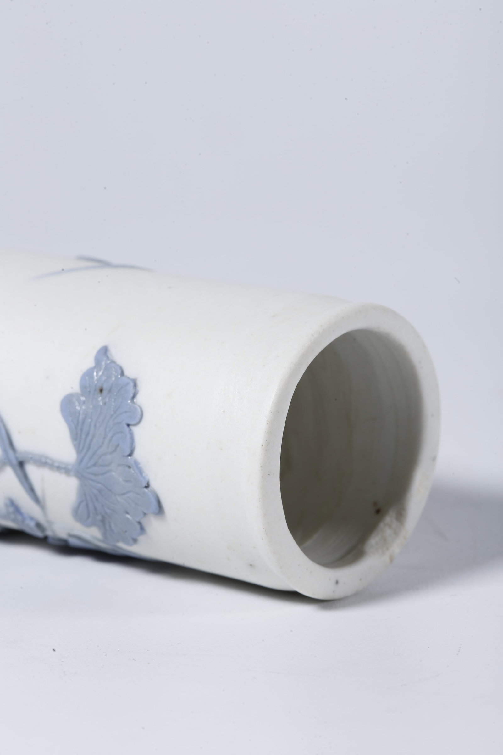 A BRUSH POT WITH LOTUS PATTERN - 8