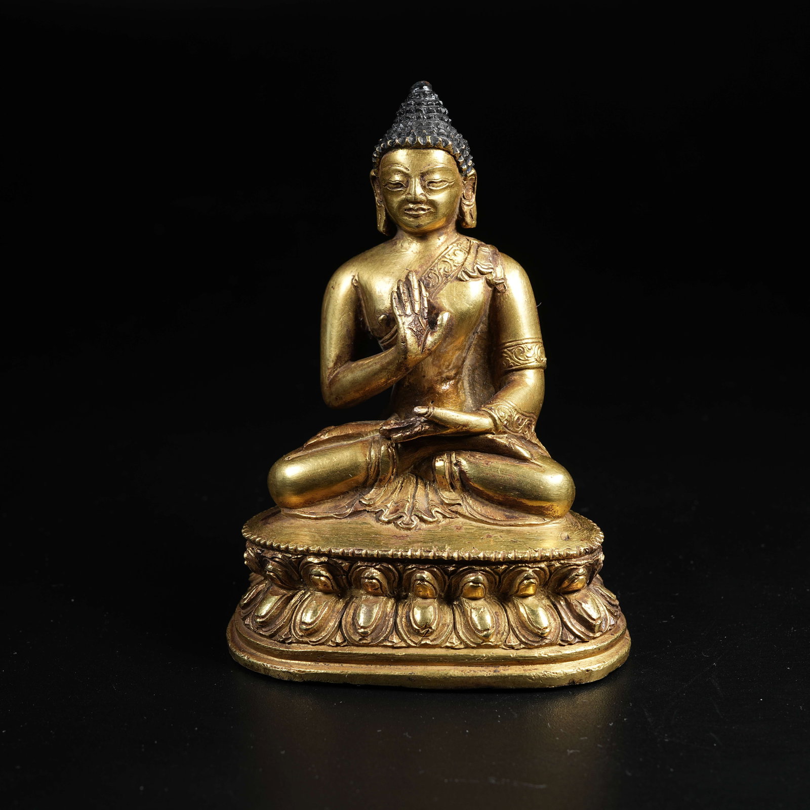 A GILT BRONZE STATUE OF SAKYAMUNI: Gilt Bronze Statue of Sakyamuni