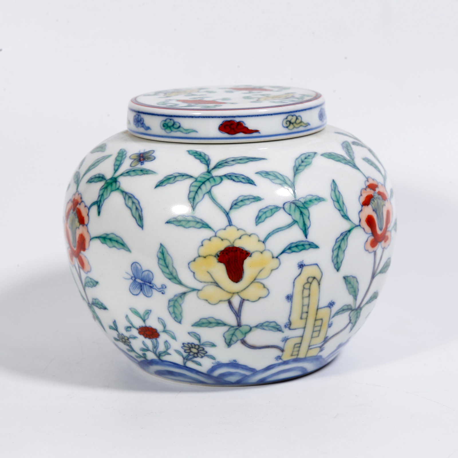 A DOUCAI LIDDED JAR WITH ROCK AND FLORAL MOTIFS: Doucai Lidded Jar with Rock and Floral Motifs