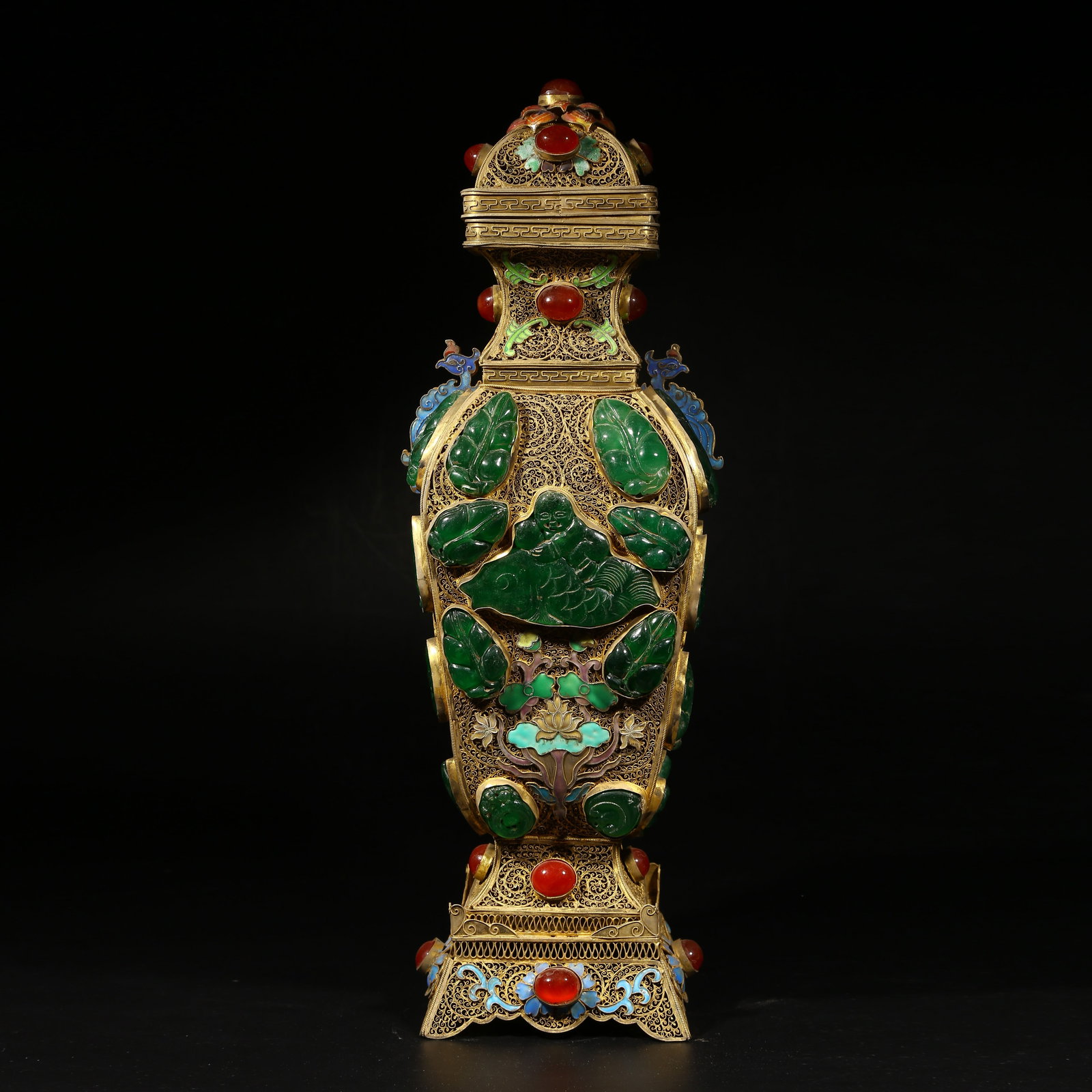 A GILDED SILVER FILIGREE CLOISONNÉ SQUARE LIDDED VASE WITH LADY FIGURES: Gilded silver filigree cloisonné square lidded vase with lady figures