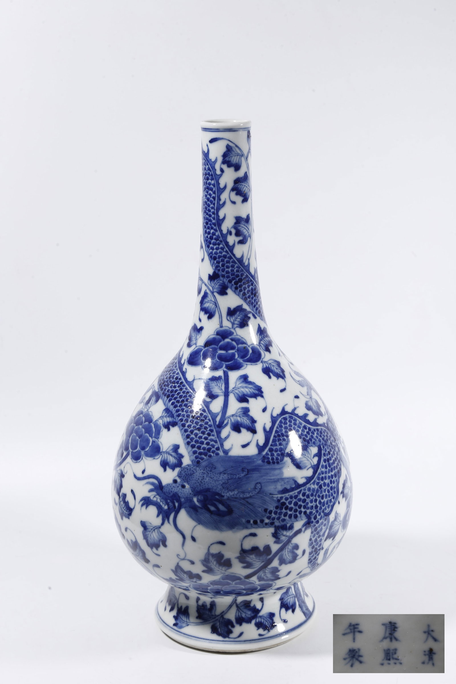 A BLUE AND WHITE LONG-NECK VASE WITH DRAGON PIERCING FLORAL PATTERN (1 of 11)