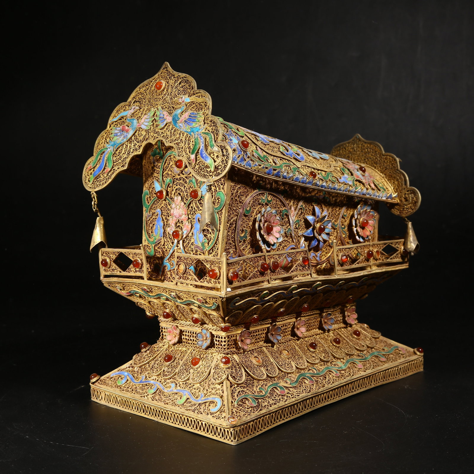 A GILDED SILVER FILIGREE CLOISONNÉ COFFIN WITH KUI-DRAGON PATTERNS (1 of 8)