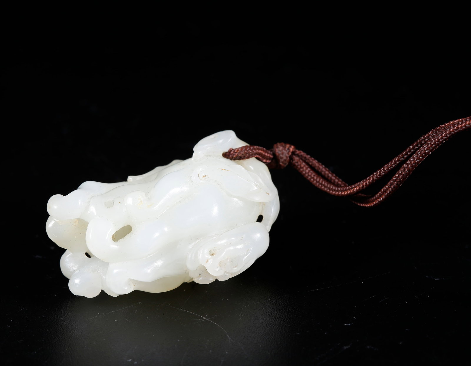 A HETIAN JADE CARVED BUDDHA’S-HAND CITRON FIGURINE (1 of 10)