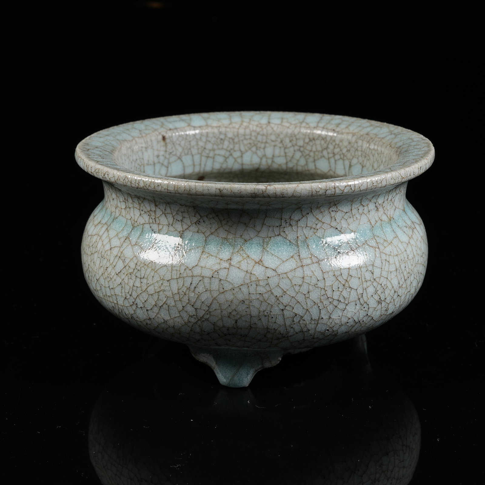 A LONGQUAN KILN PORTABLE CENSER (1 of 9)