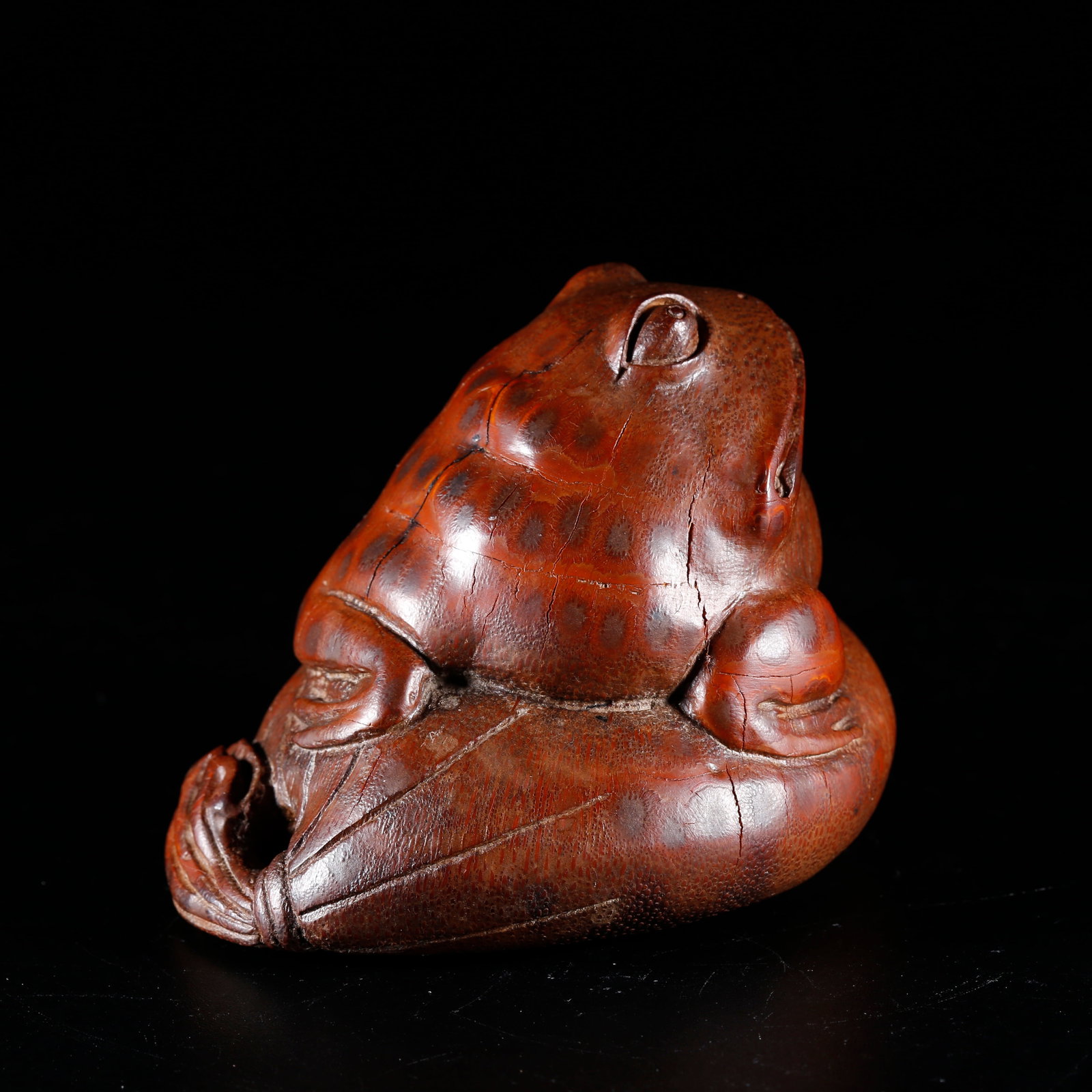 A BAMBOO ROOT CARVED THREE-LEGGED GOLDEN TOAD ORNAMENT (1 of 10)