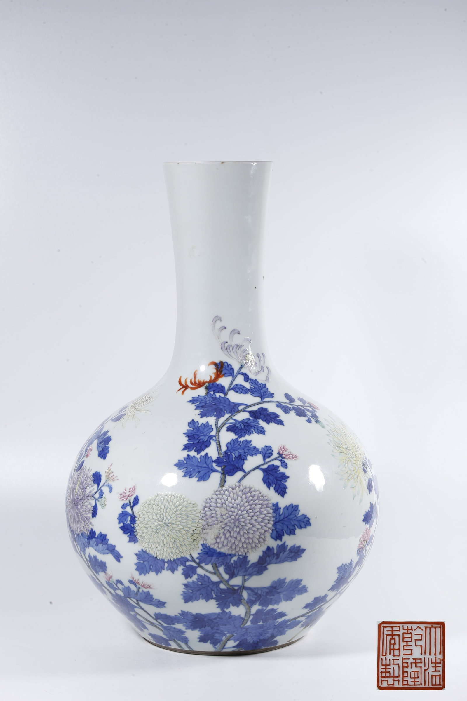 A FAMILLE ROSE GLOBULAR VASE WITH FLORAL PATTERNS (1 of 10)