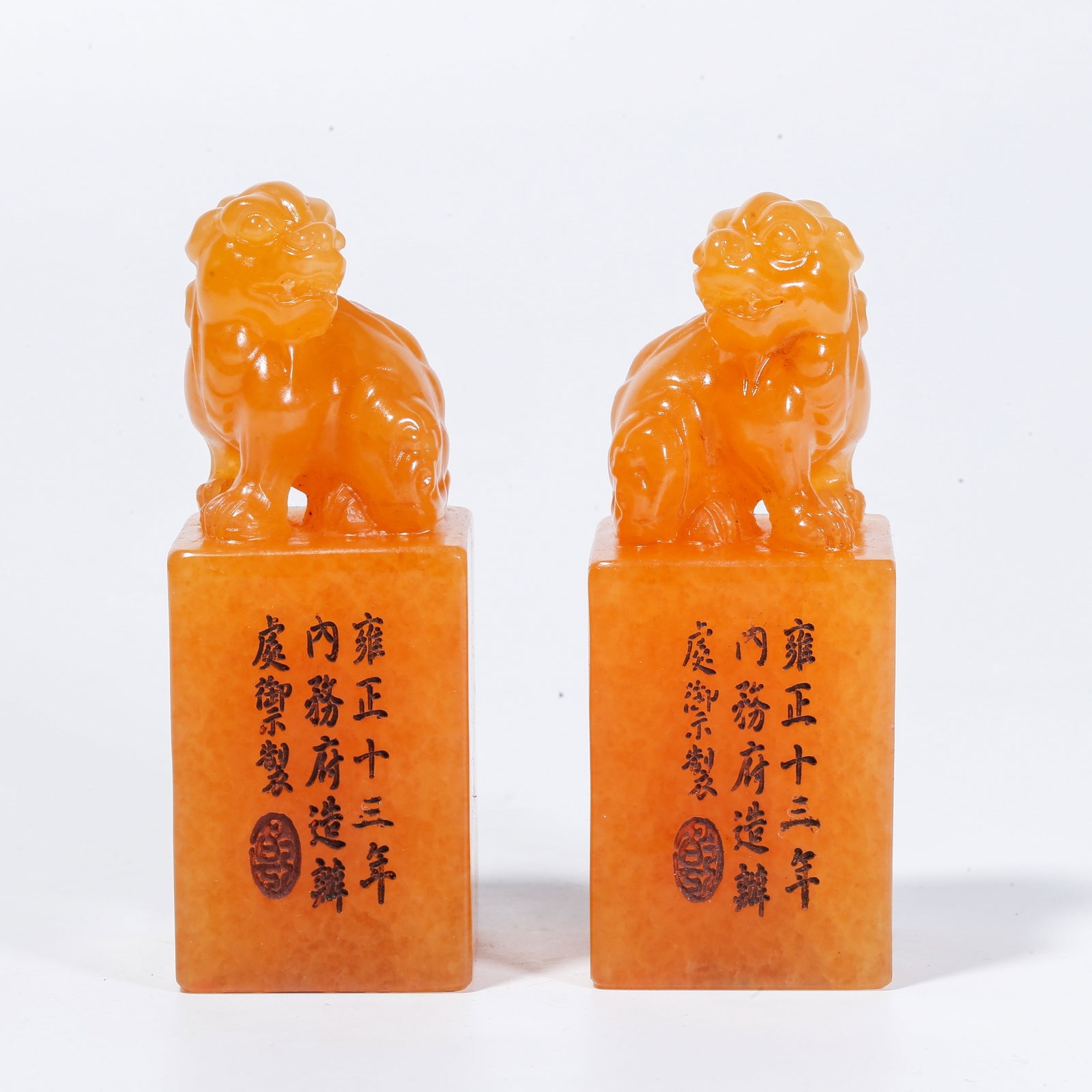 A PAIR OF SHOUSHAN TIANHUANG STONE SEALS WITH LION KNOBS (1 of 9)