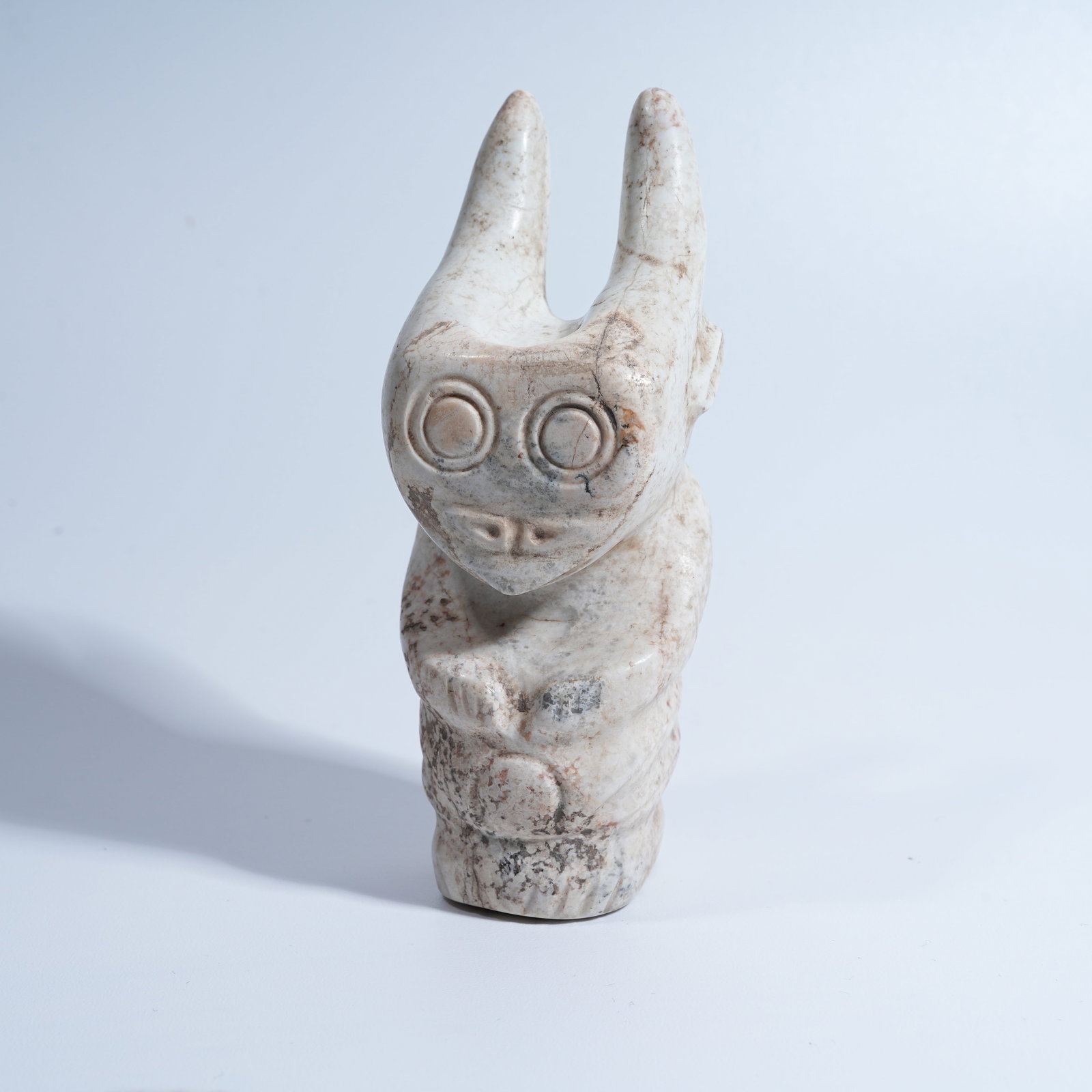 A HONGSHAN CULTURE ARCHAIC JADE ANTHROPOMORPHIC DEITY PENDANT: Hongshan Culture archaic jade anthropomorphic deity pendant