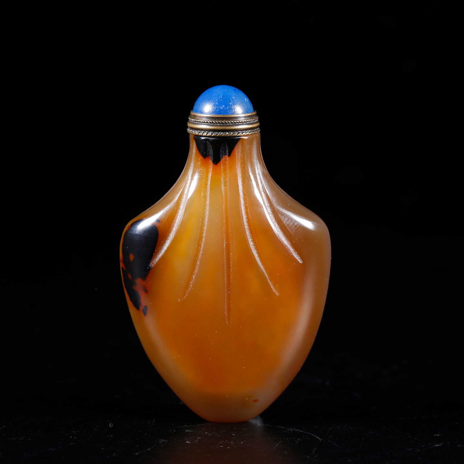 A AGATE CARVED SNUFF BOTTLE (1 of 9)